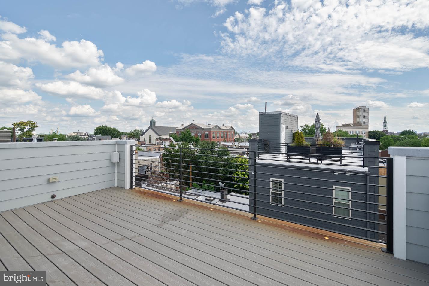 QUEEN VILLAGE - Residential