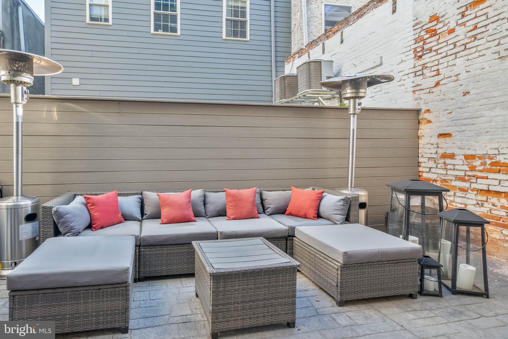 QUEEN VILLAGE - Residential