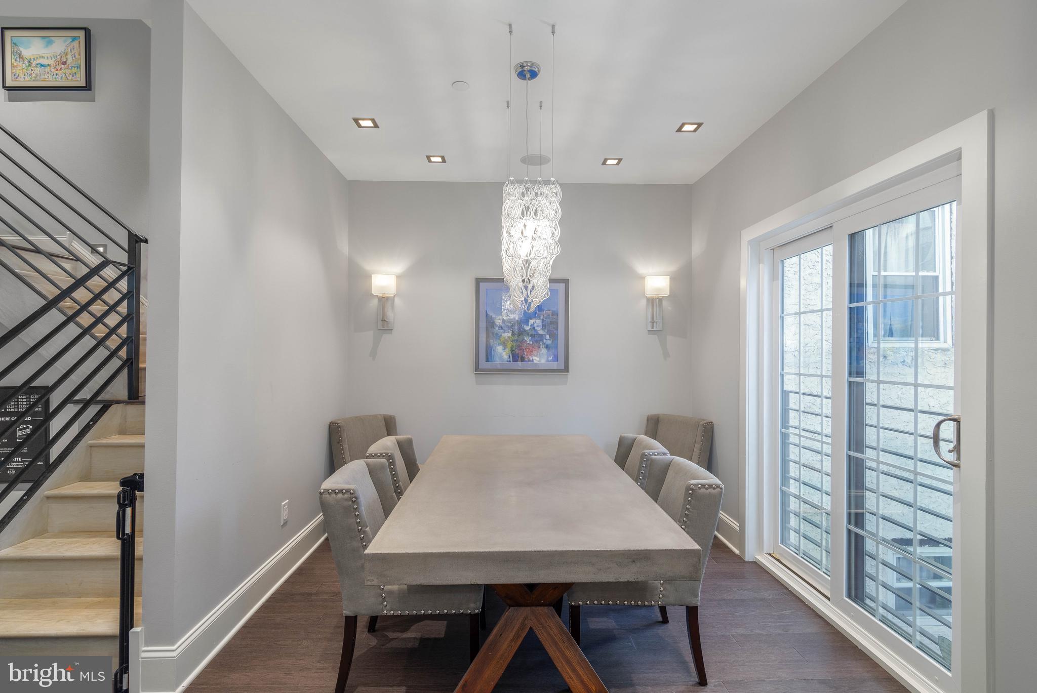 QUEEN VILLAGE - Residential