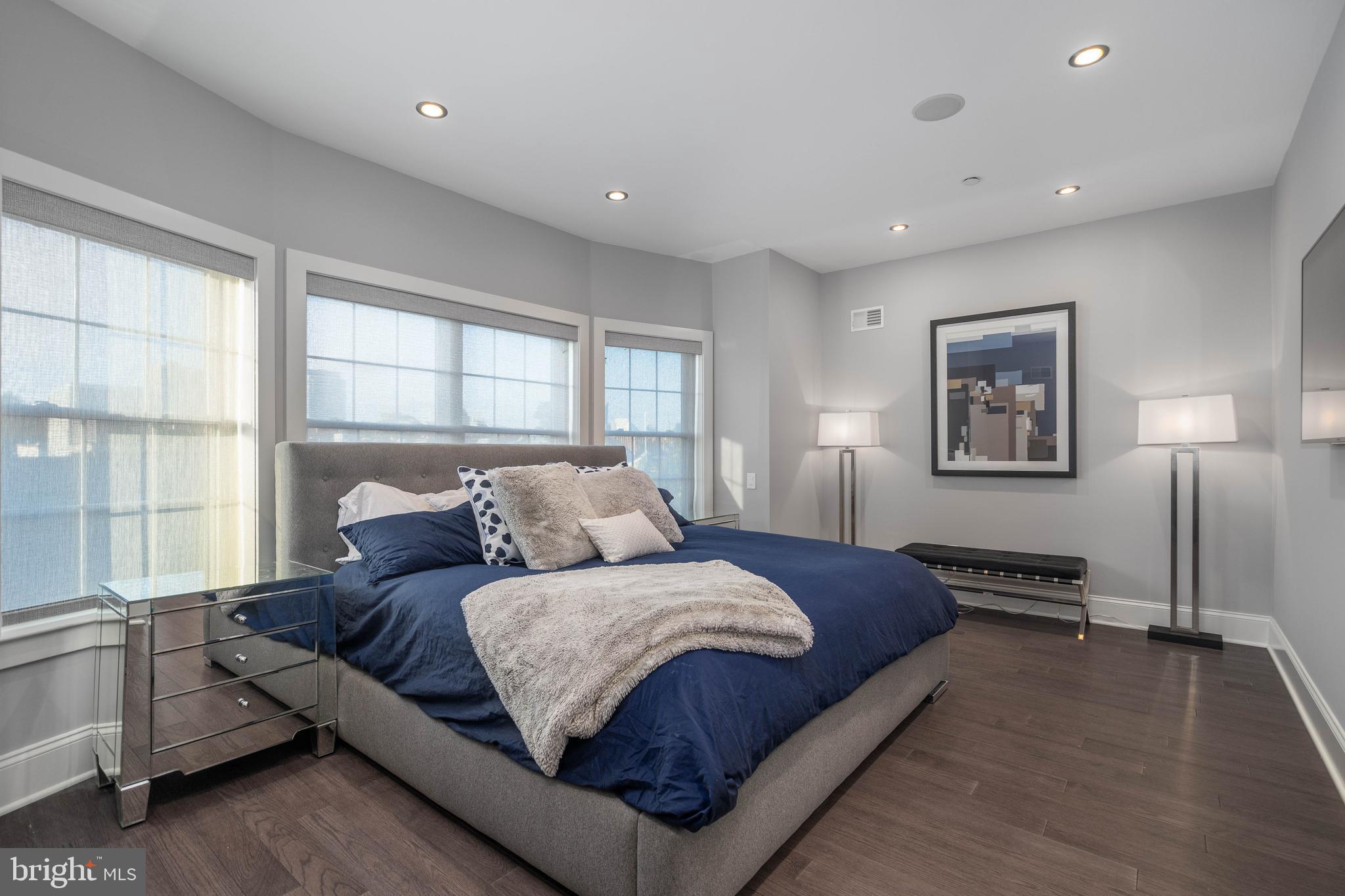 QUEEN VILLAGE - Residential