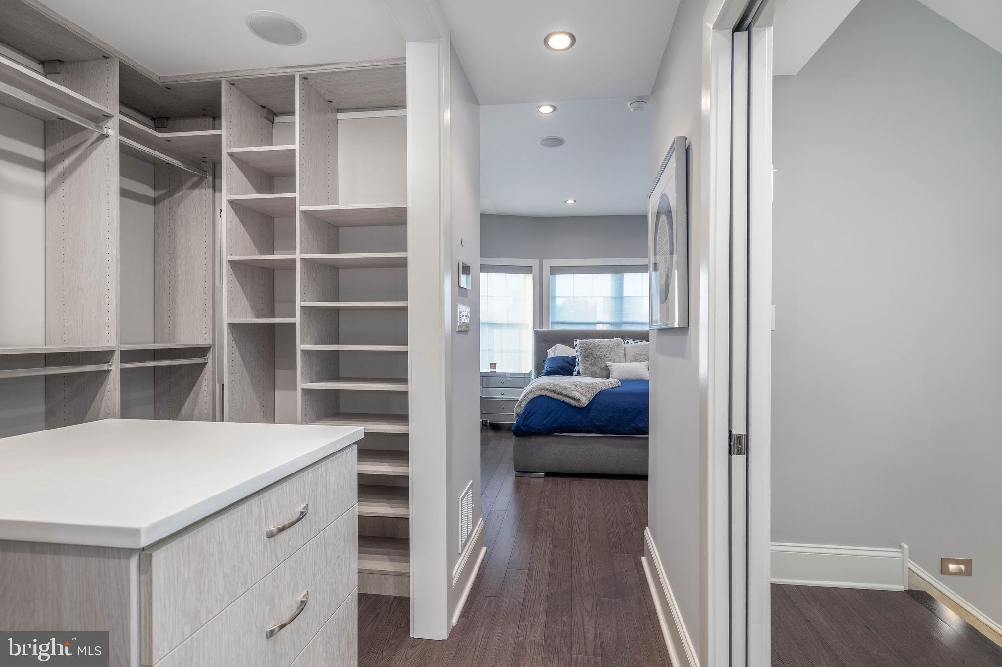 QUEEN VILLAGE - Residential