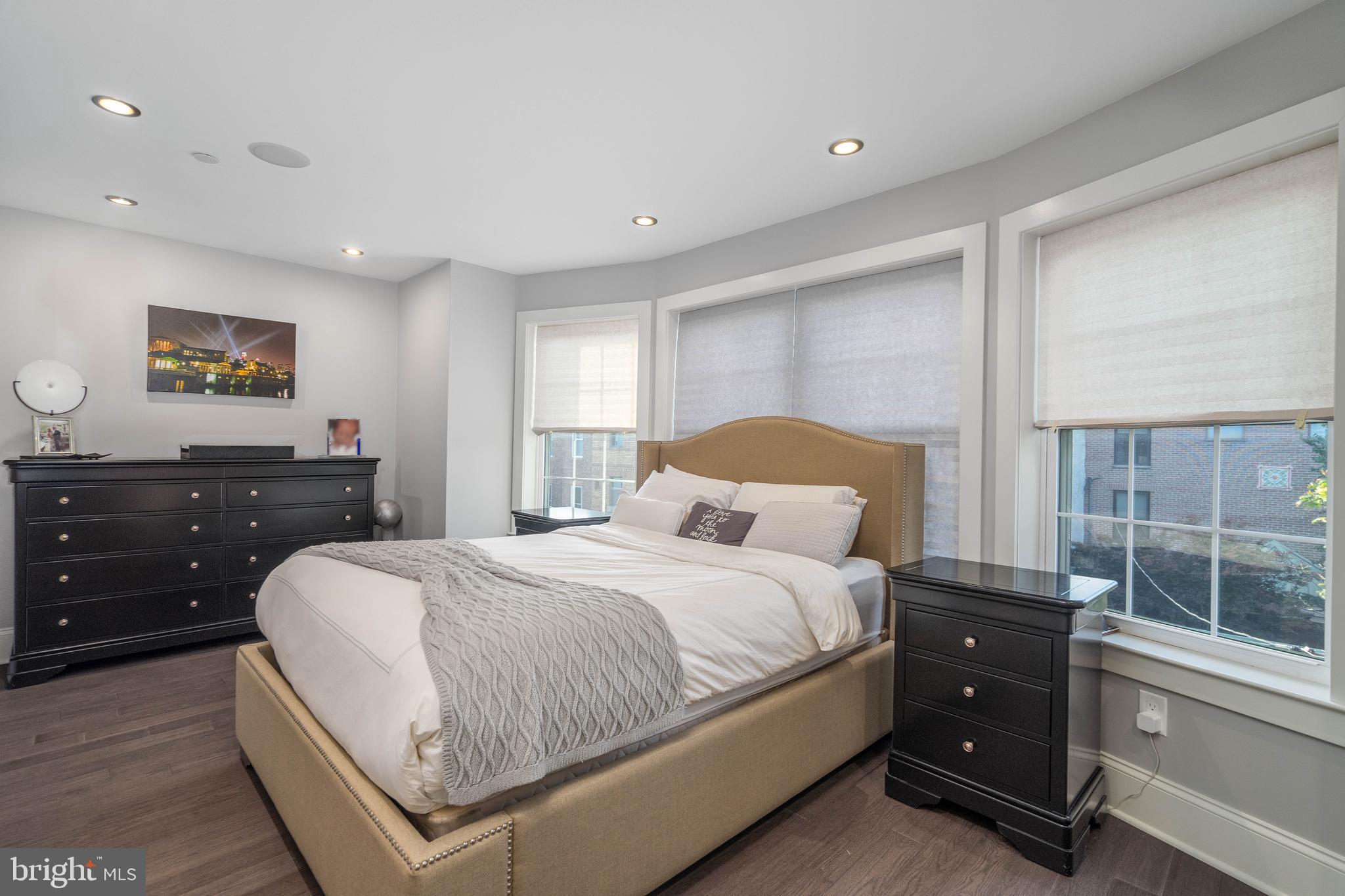 QUEEN VILLAGE - Residential