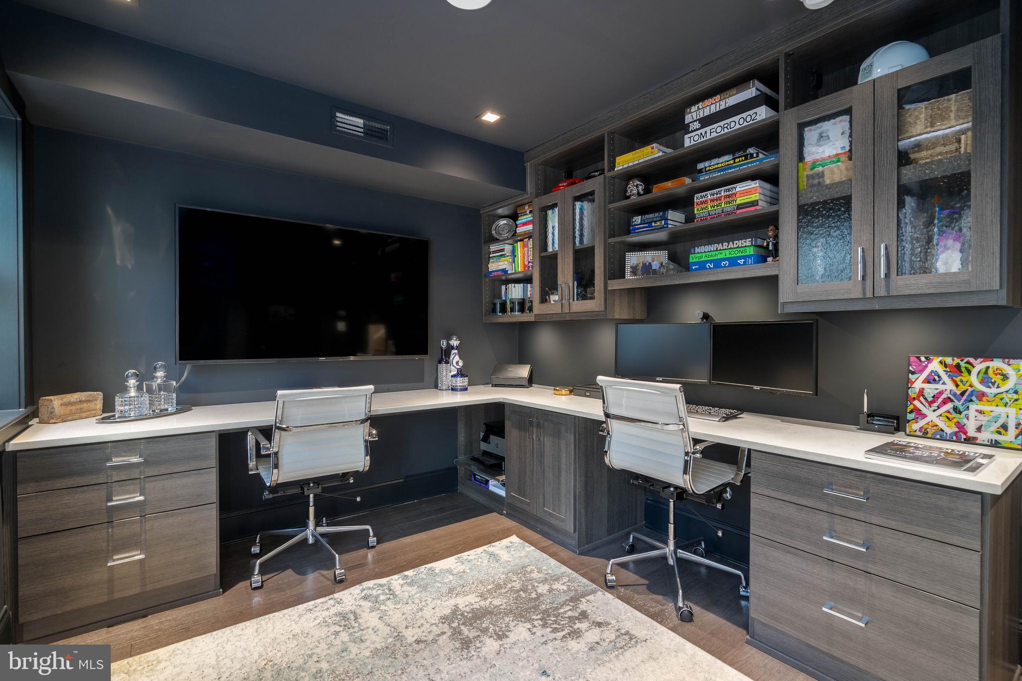 QUEEN VILLAGE - Residential