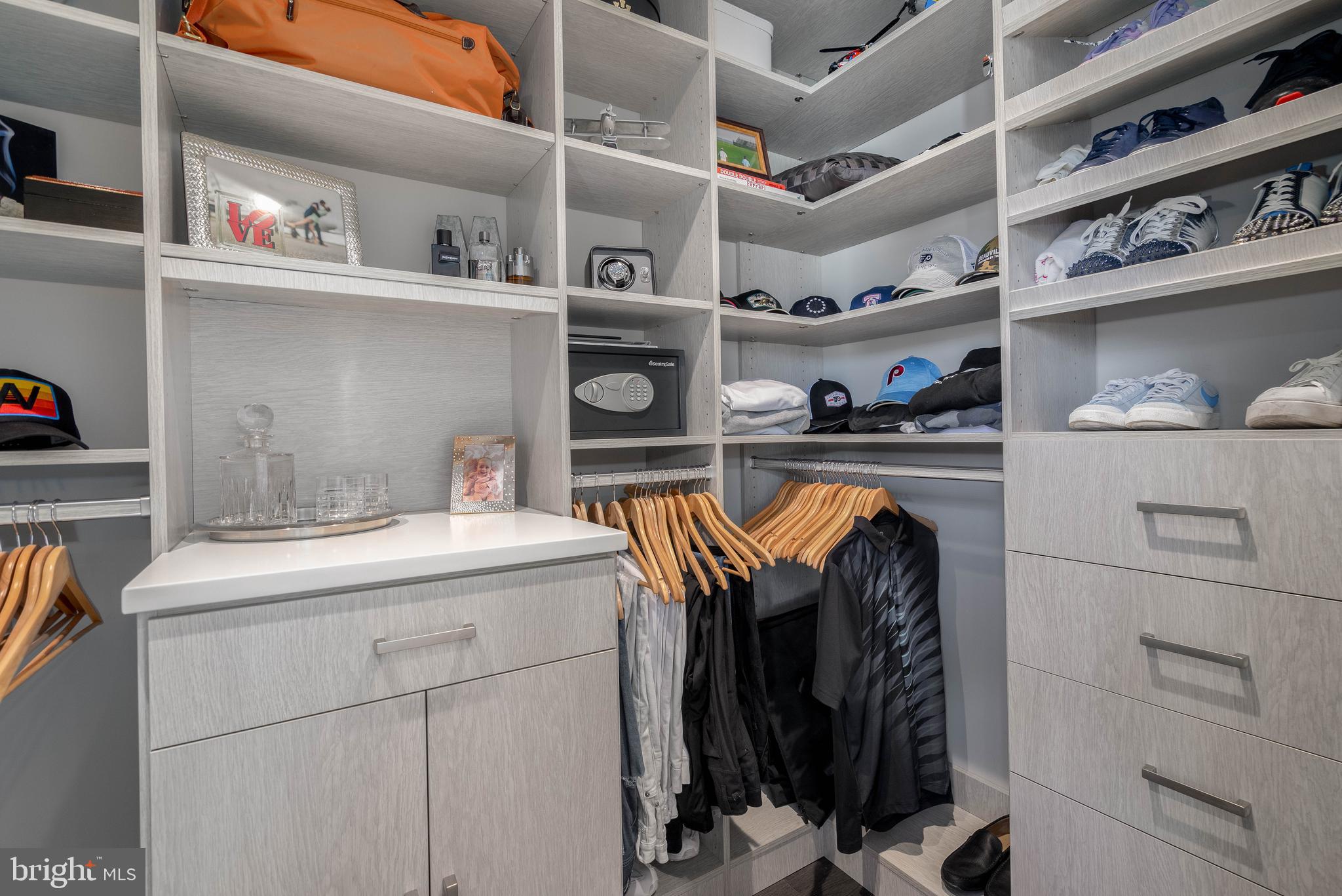 QUEEN VILLAGE - Residential