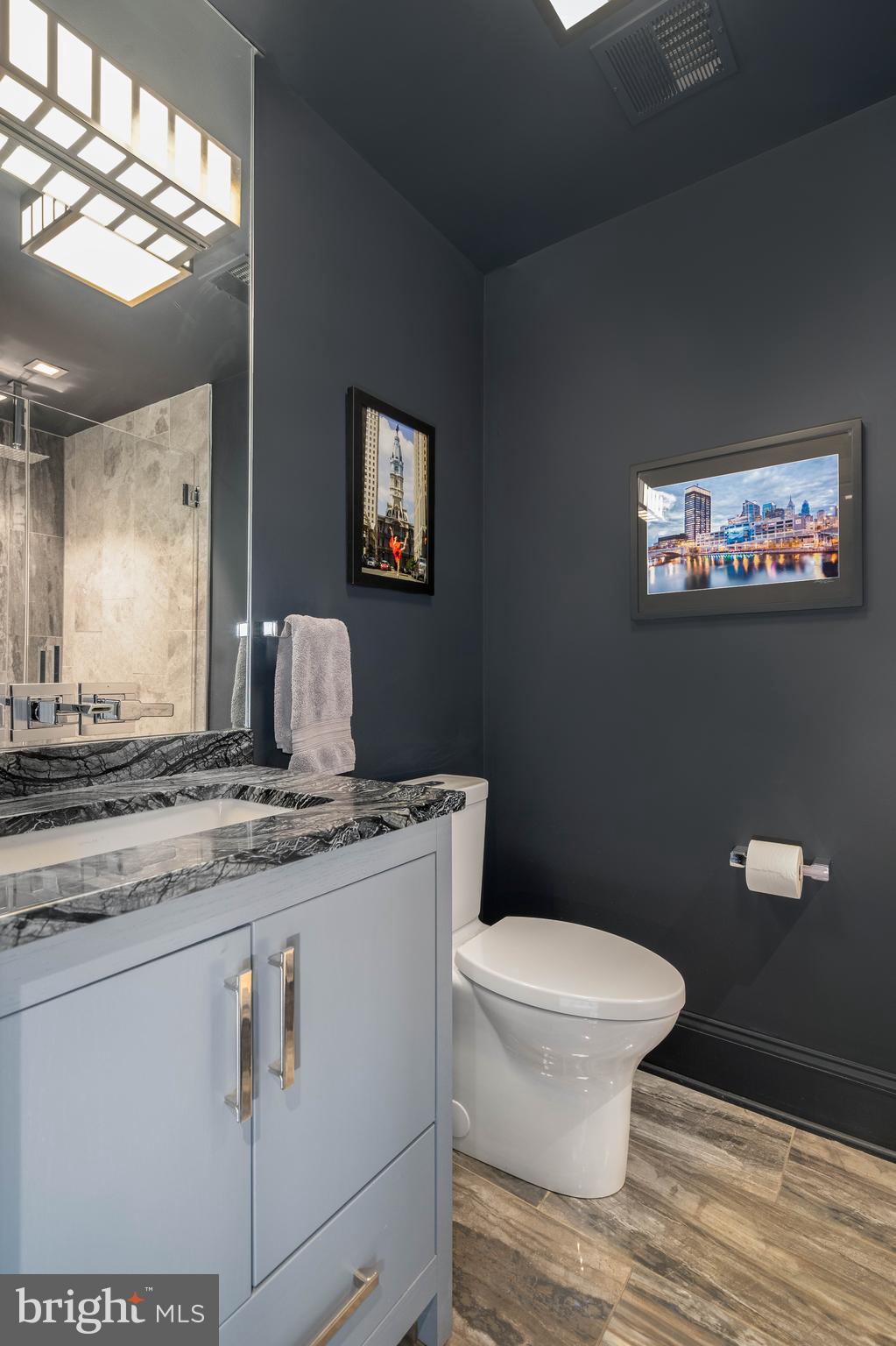 QUEEN VILLAGE - Residential