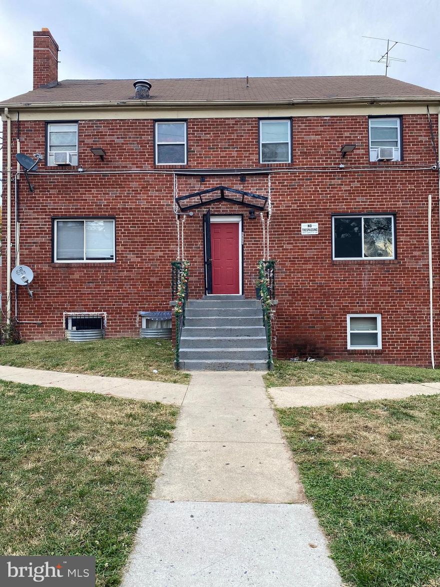 Large 1-bedroom and 1-bath apartment in a Great Location near the intersection of New Hampshire Ave and East-West Highway. This freshly painted Apartment is conveniently located near walking distance for transportation, a 5-10 minute subway to the metro station, and near shopping centers. UTILITIES ARE INCLUDED