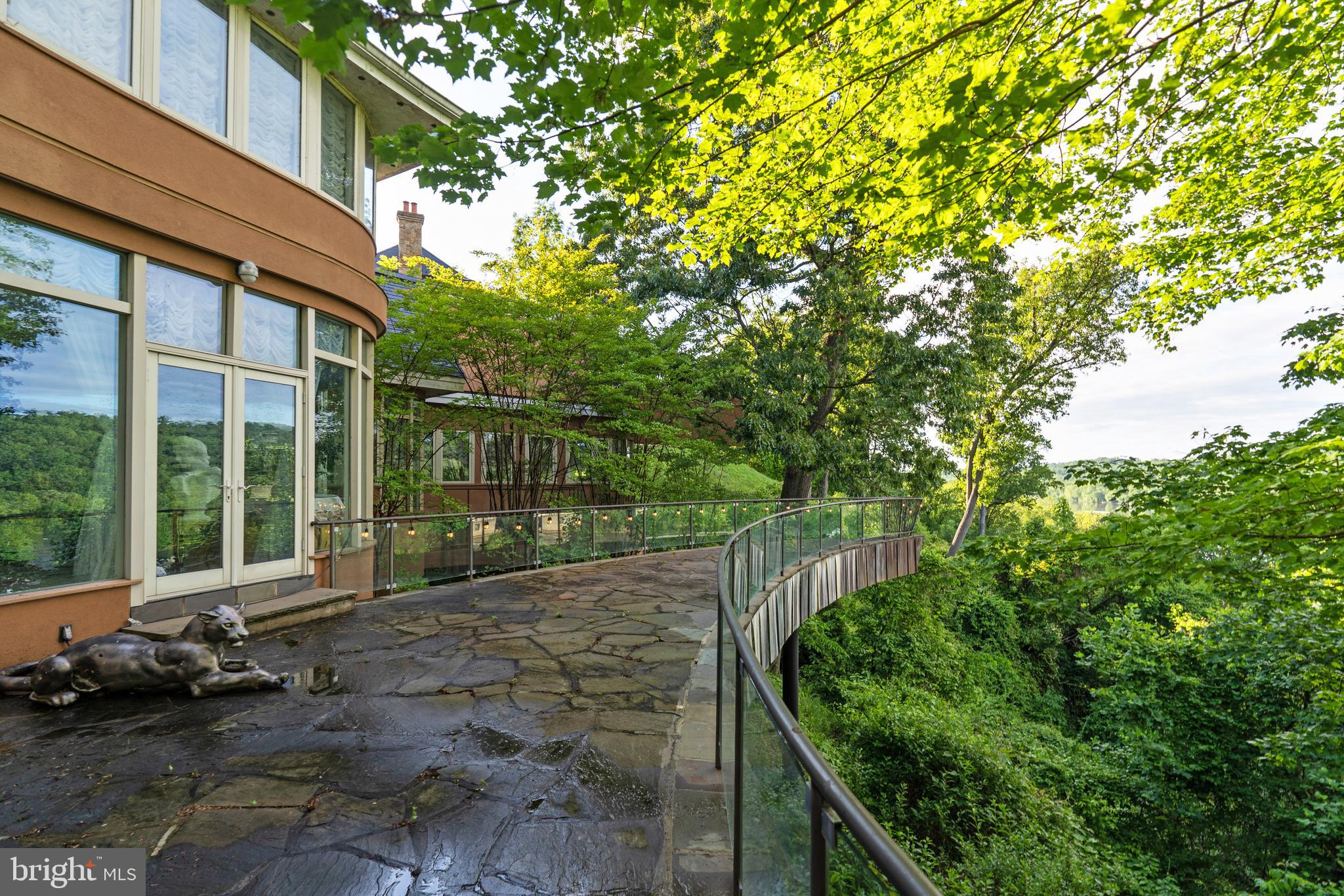 CHAIN BRIDGE - Residential