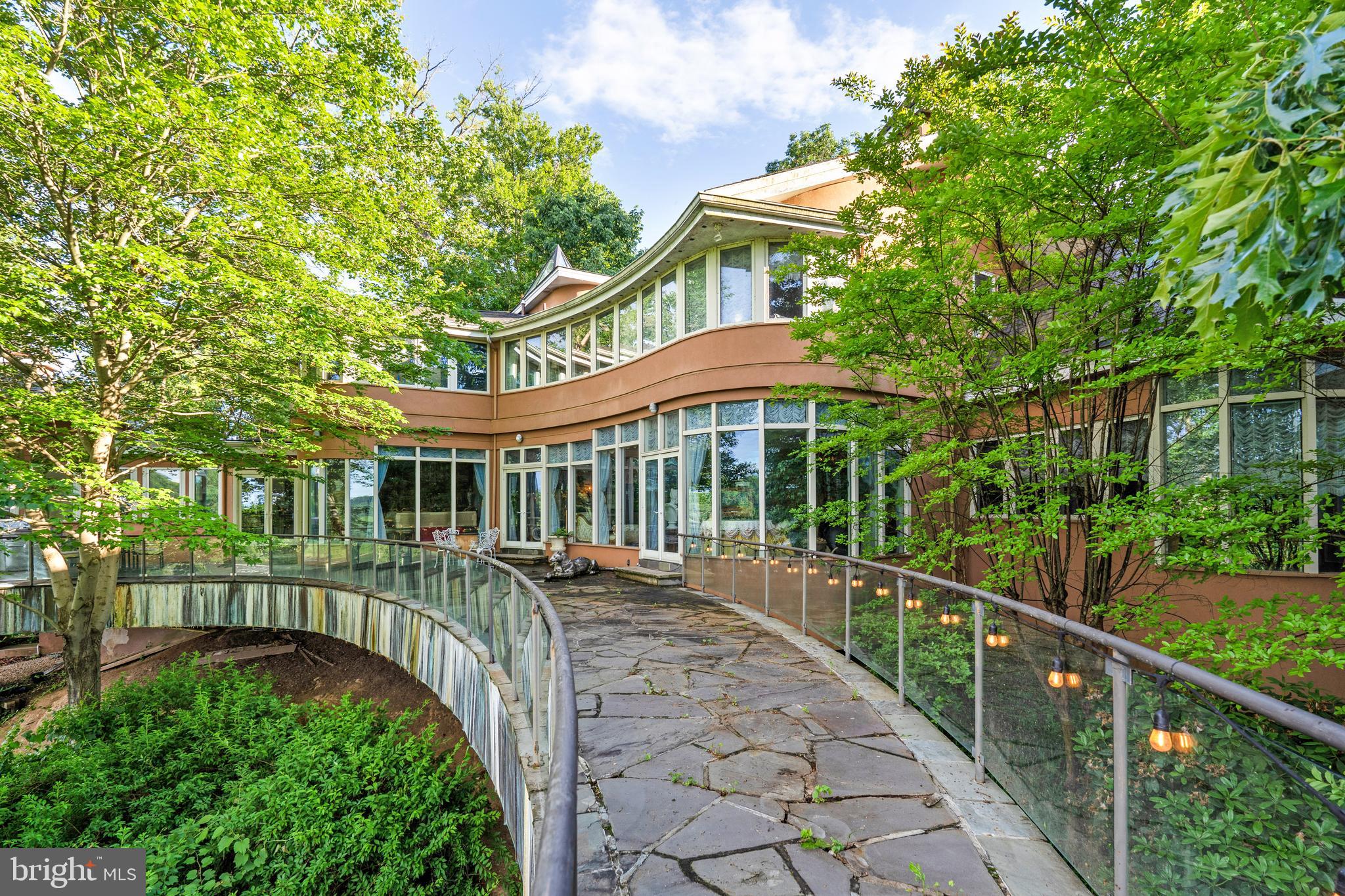 CHAIN BRIDGE - Residential