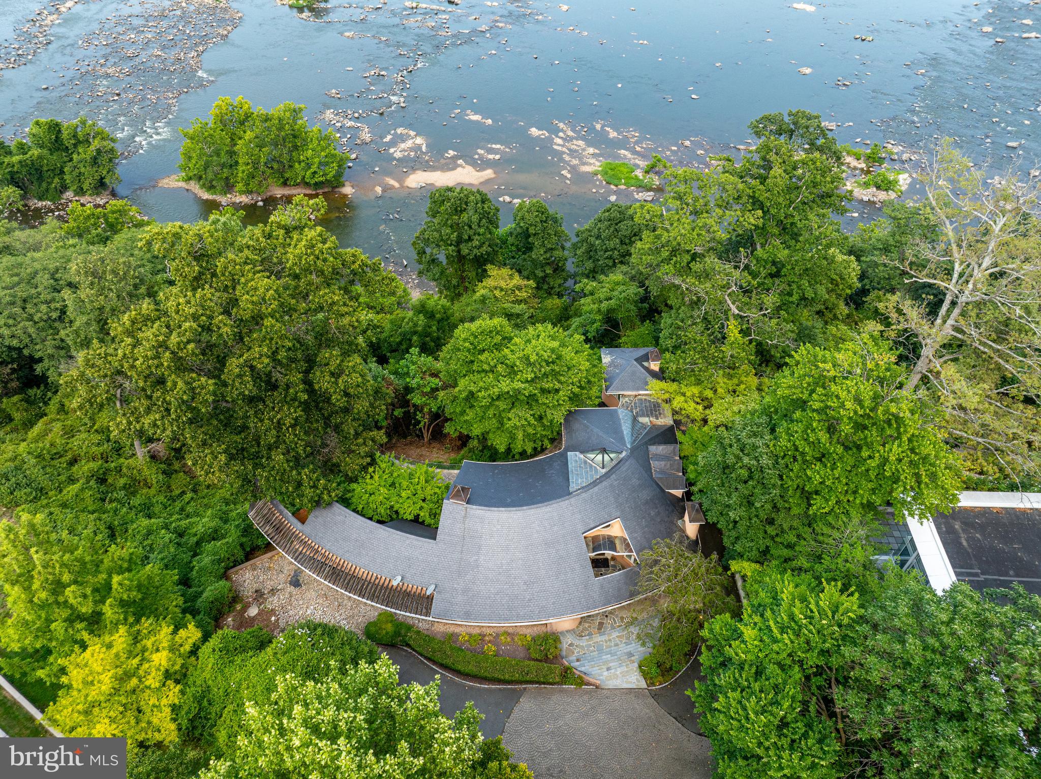 CHAIN BRIDGE - Residential