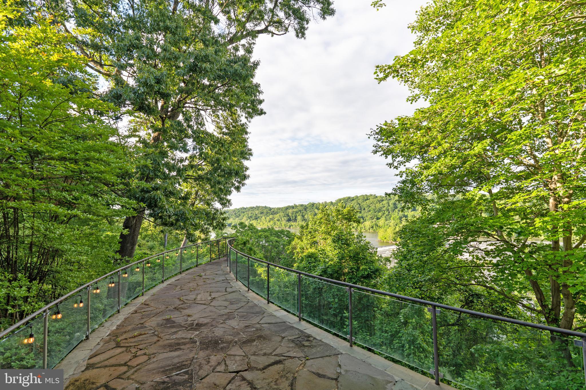 CHAIN BRIDGE - Residential