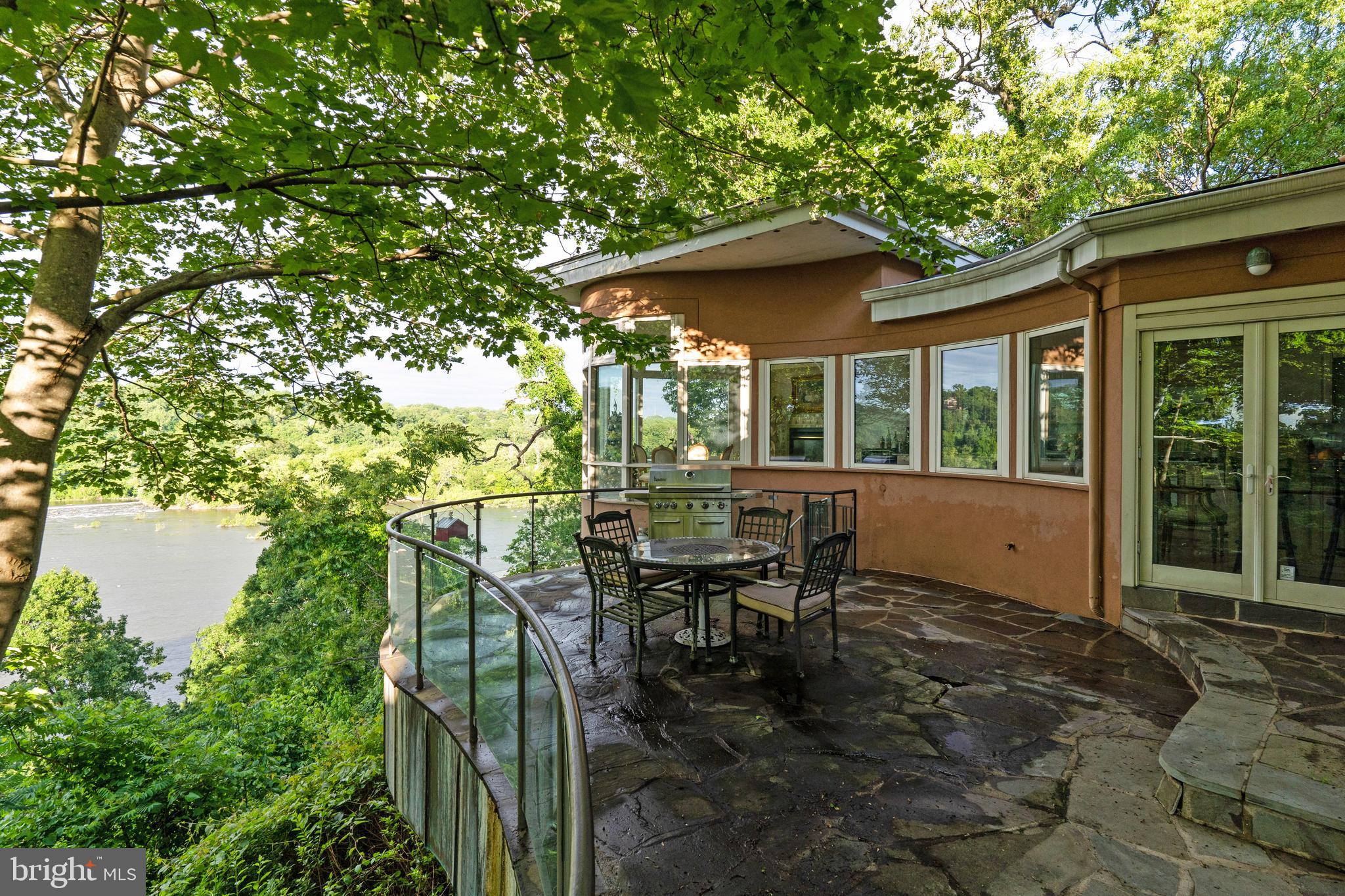 CHAIN BRIDGE - Residential