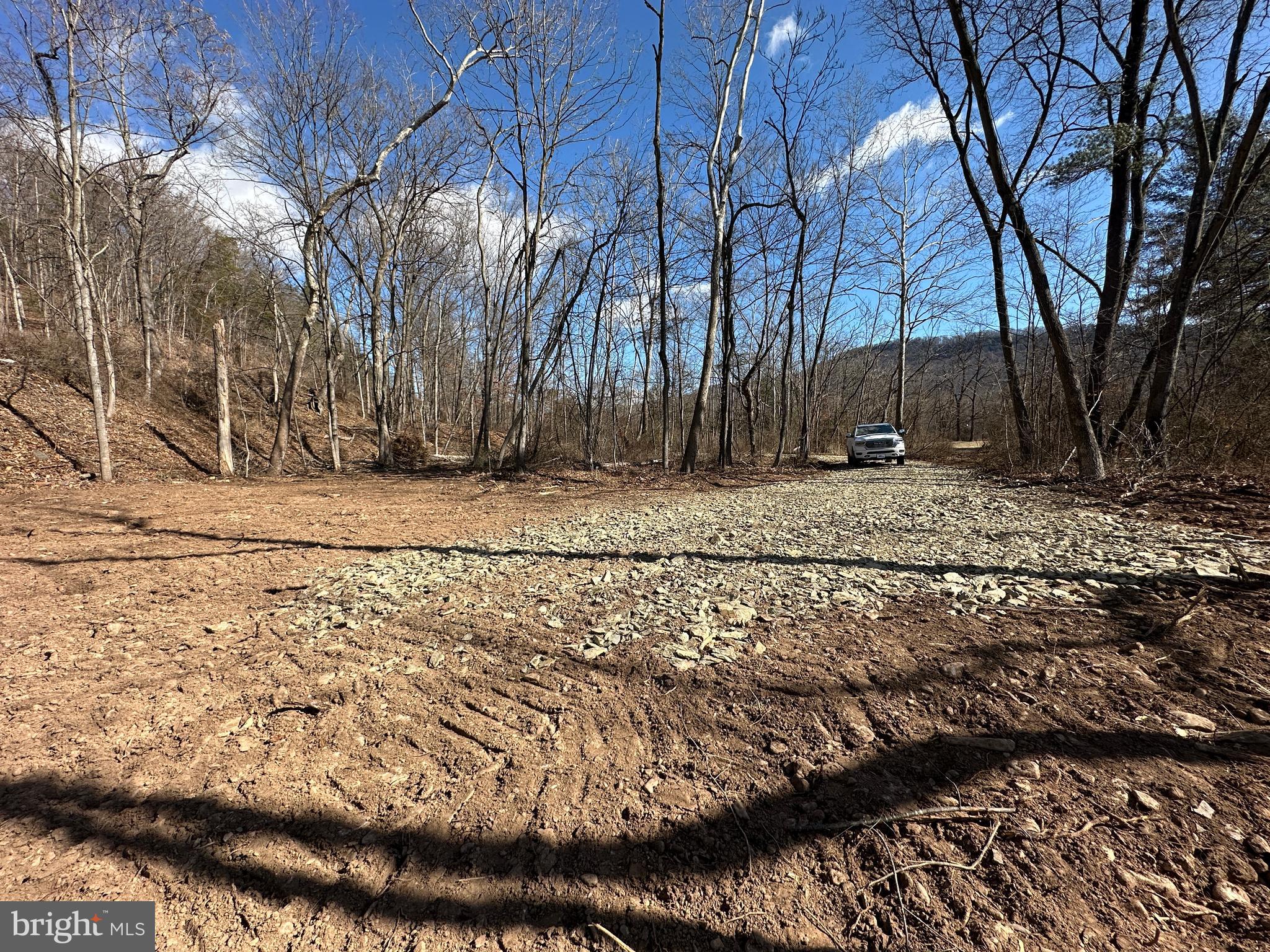 NORTH RIVER RUN - Land