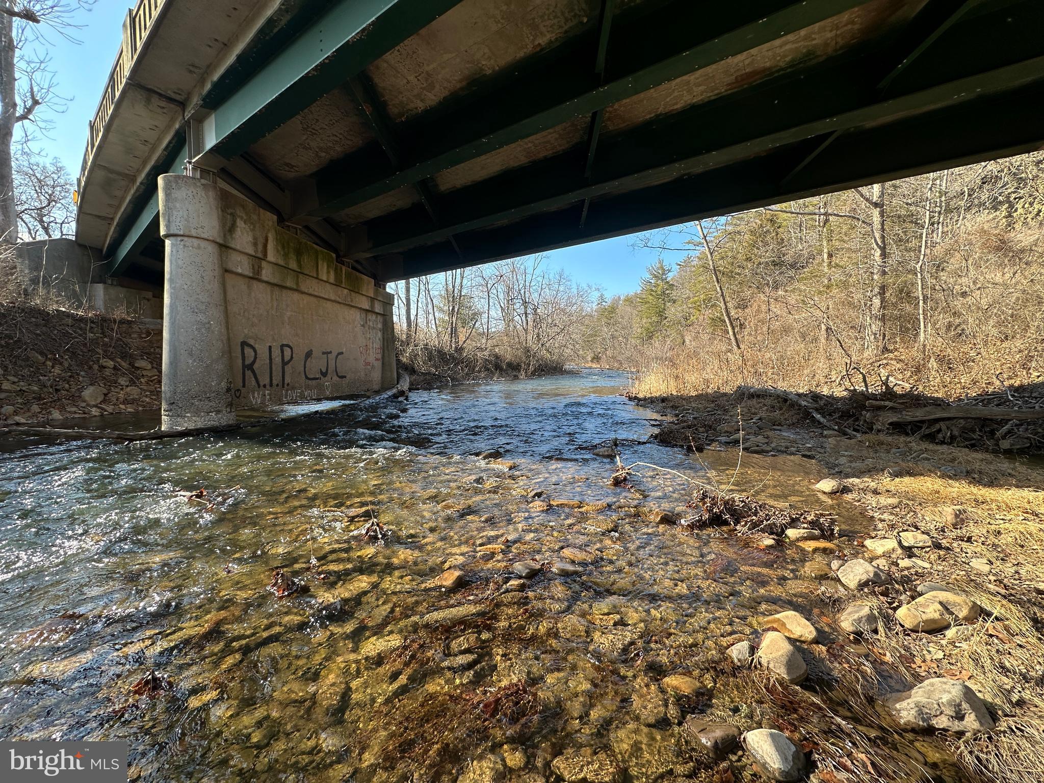 NORTH RIVER RUN - Land