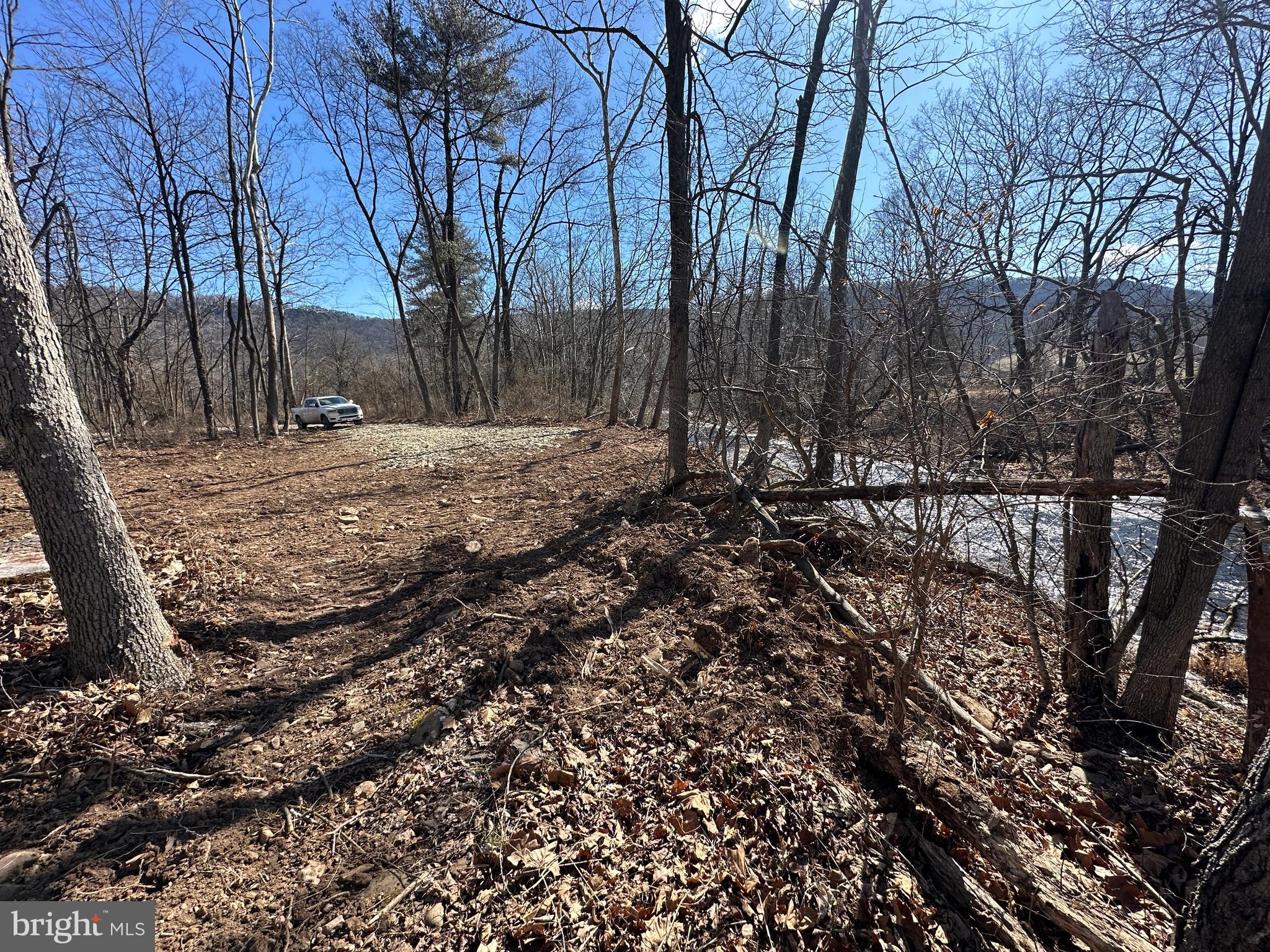 NORTH RIVER RUN - Land