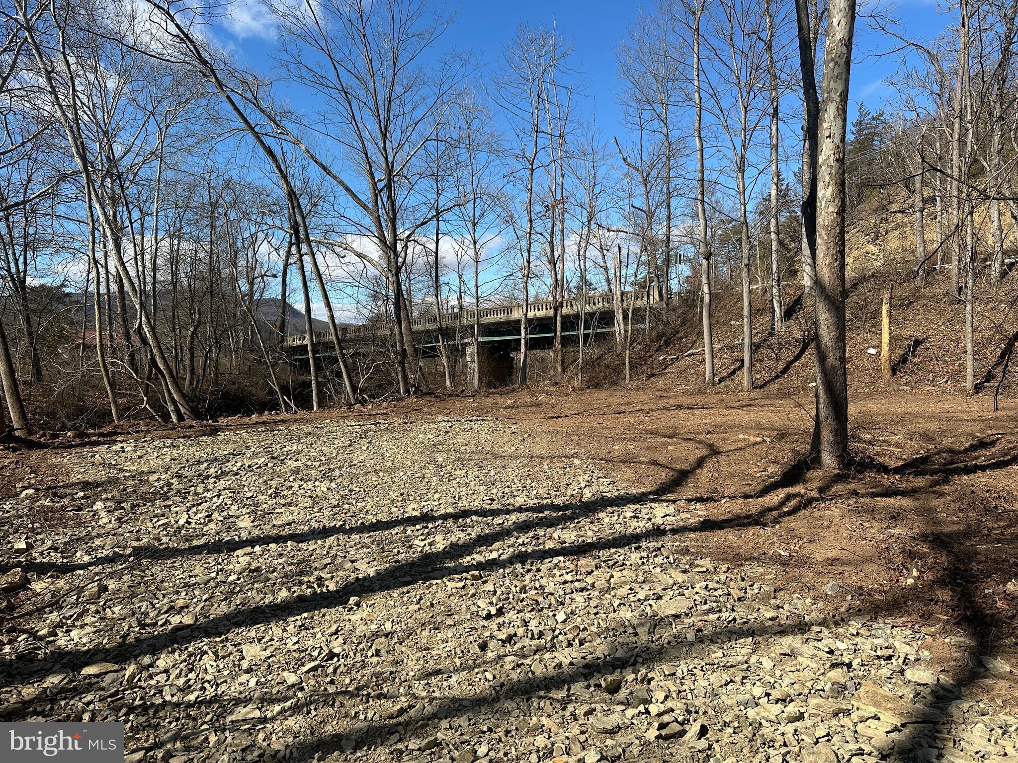 NORTH RIVER RUN - Land