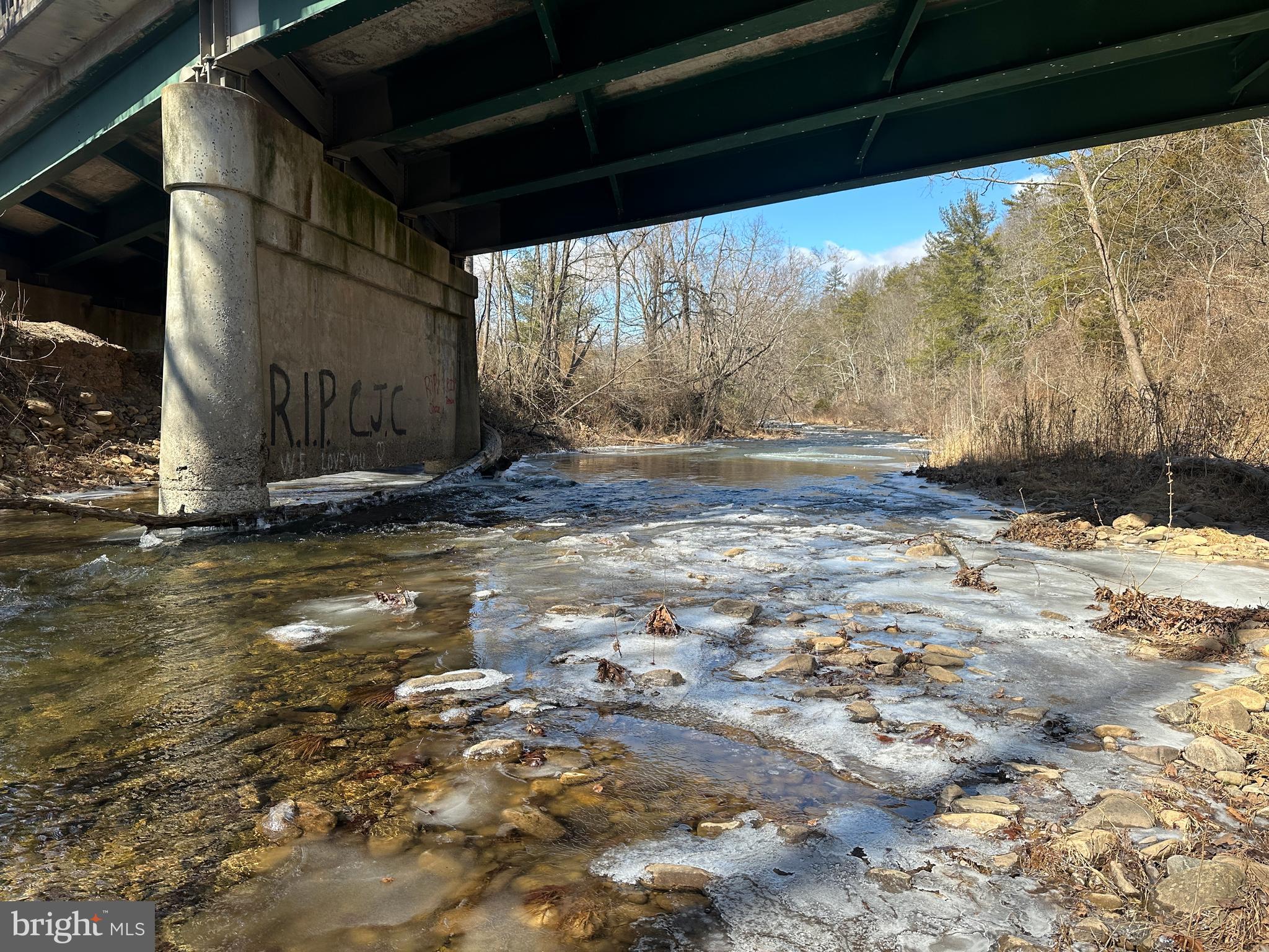 NORTH RIVER RUN - Land