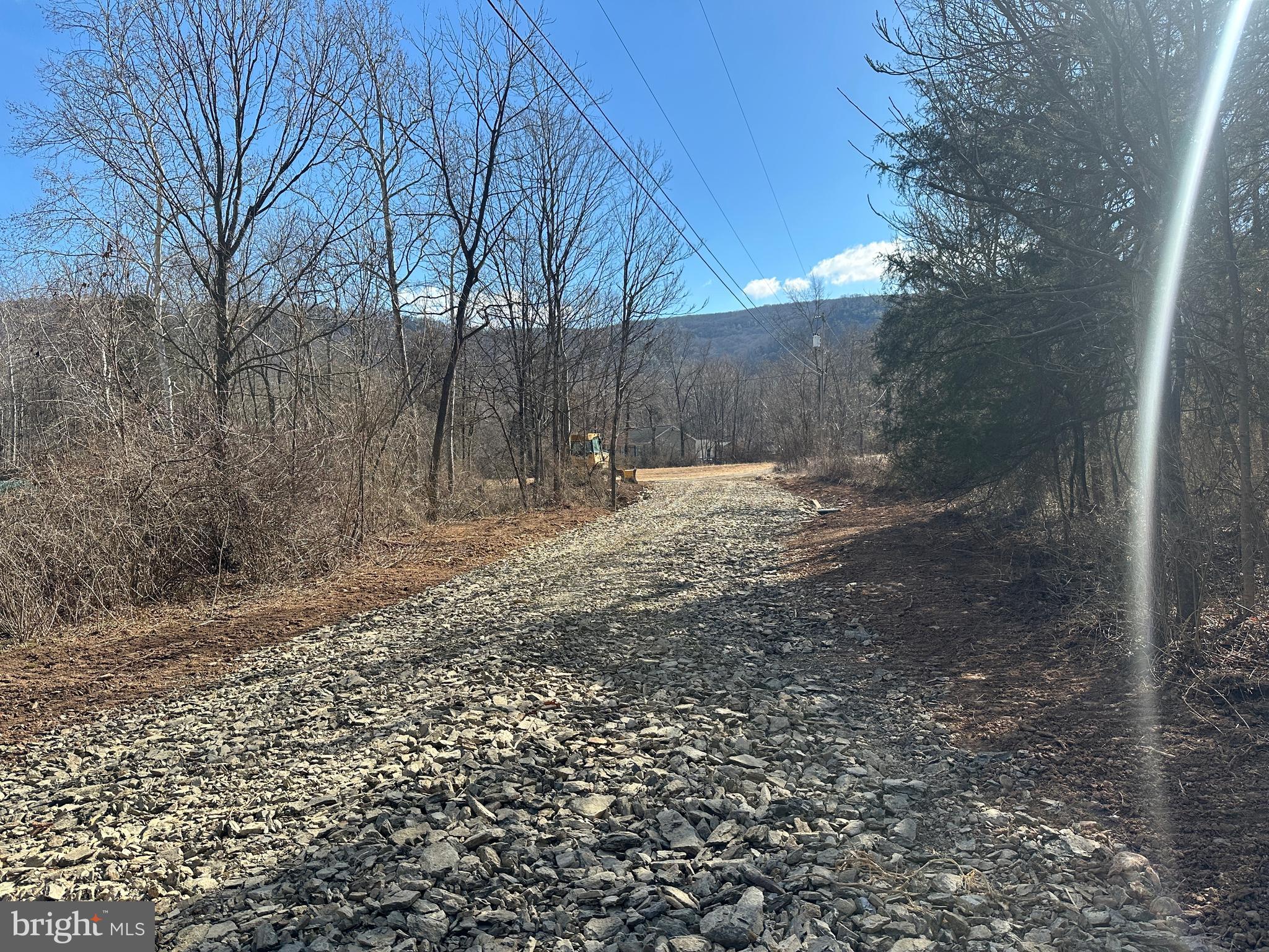 NORTH RIVER RUN - Land