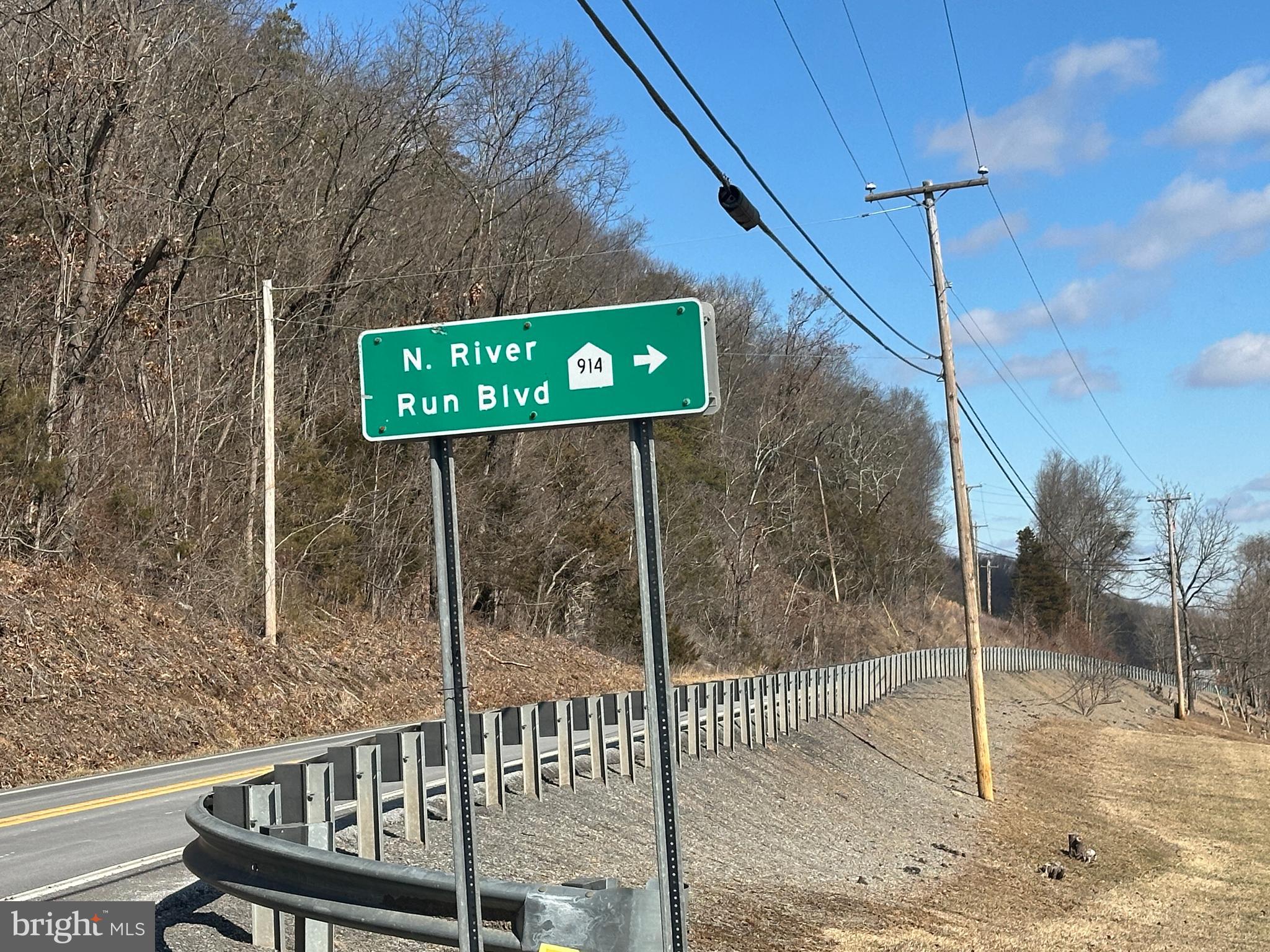 NORTH RIVER RUN - Land