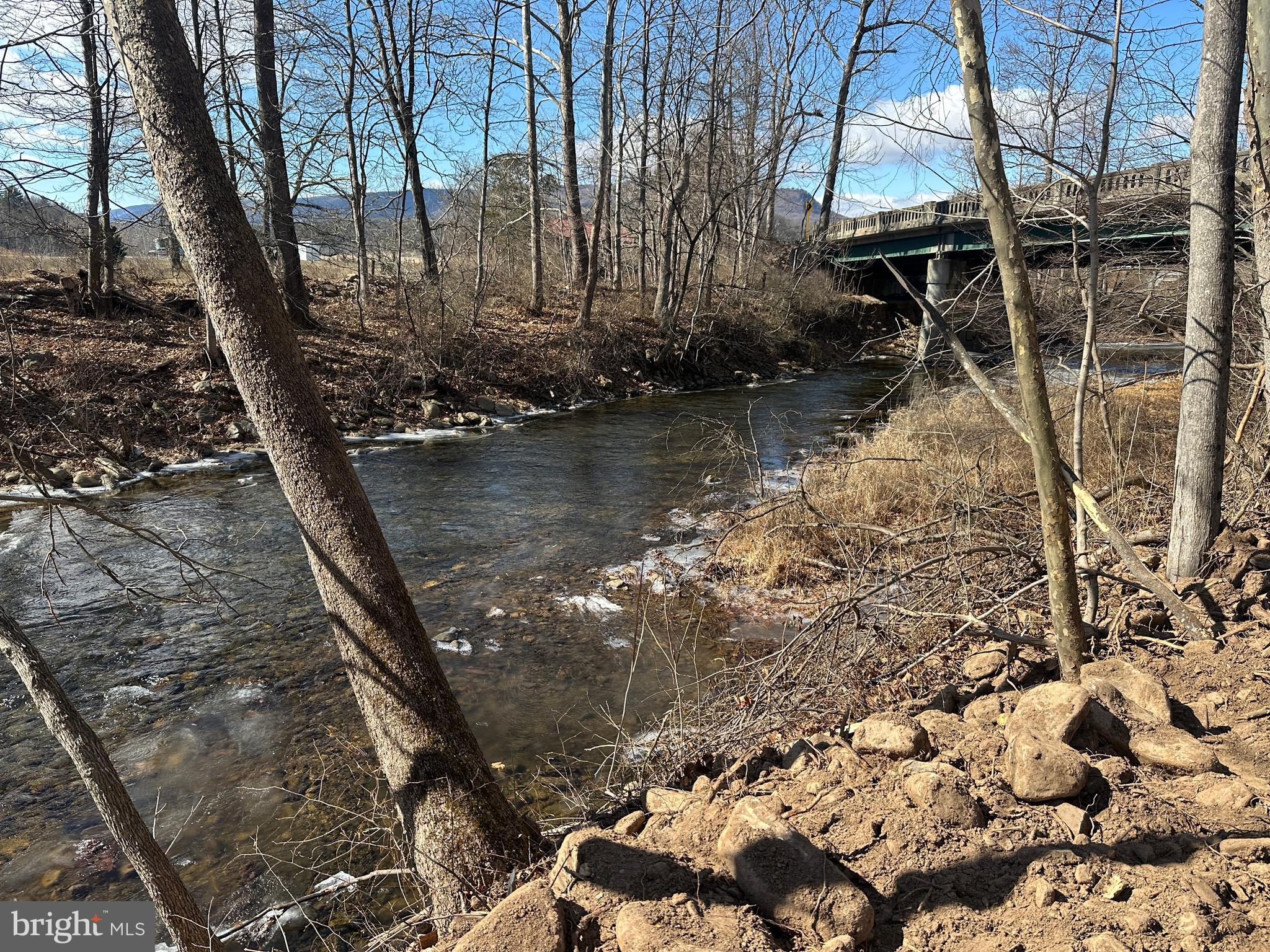 NORTH RIVER RUN - Land