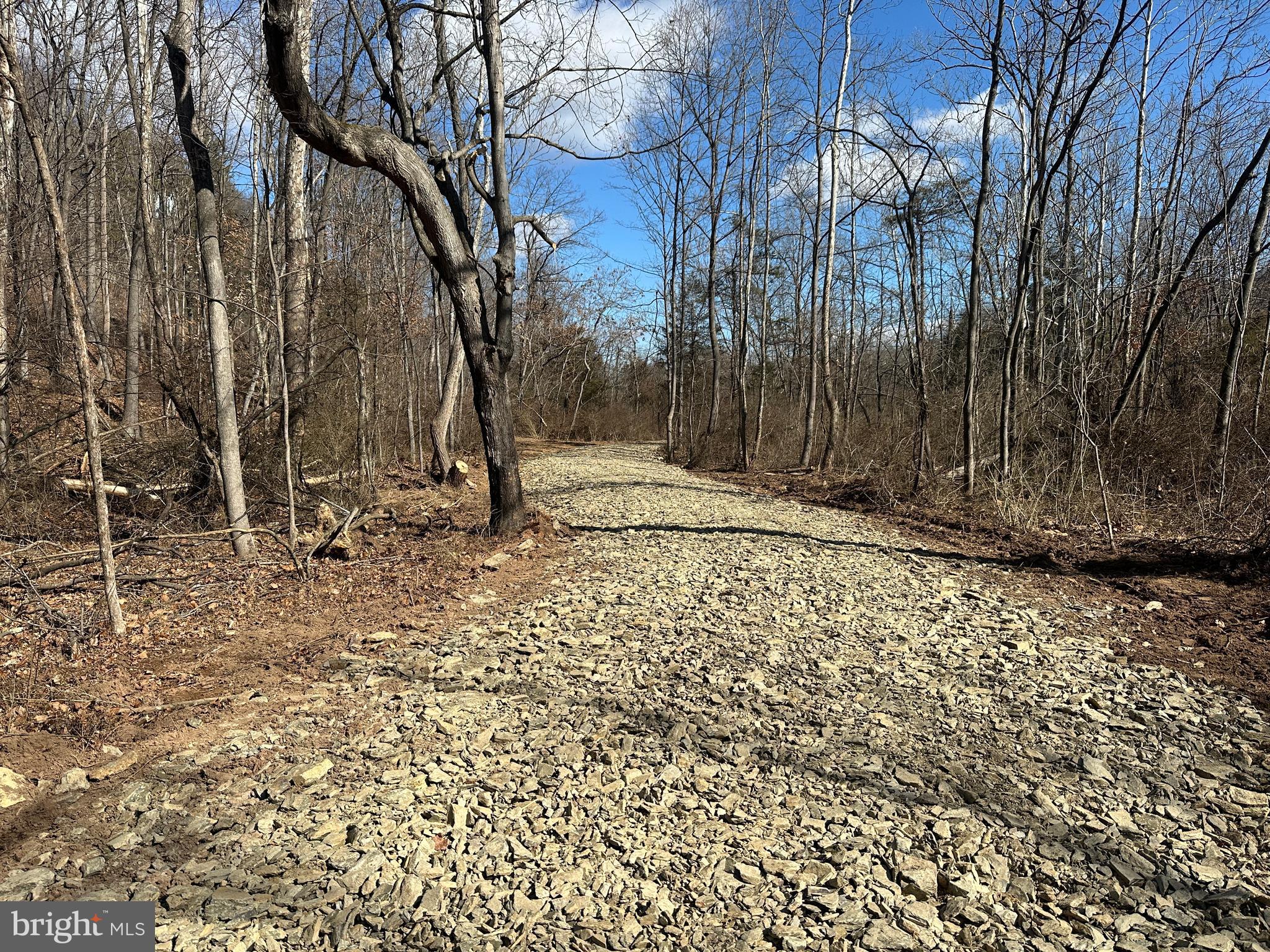 NORTH RIVER RUN - Land