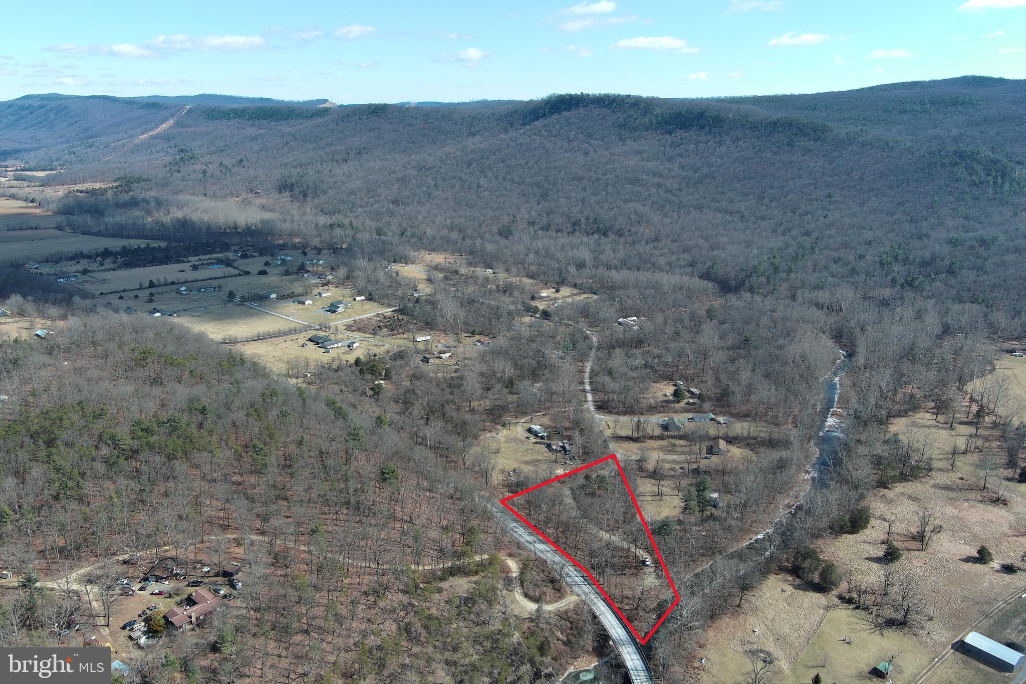 NORTH RIVER RUN - Land