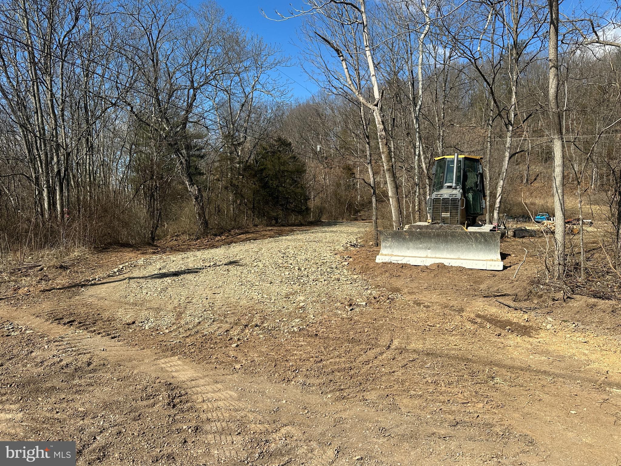 NORTH RIVER RUN - Land