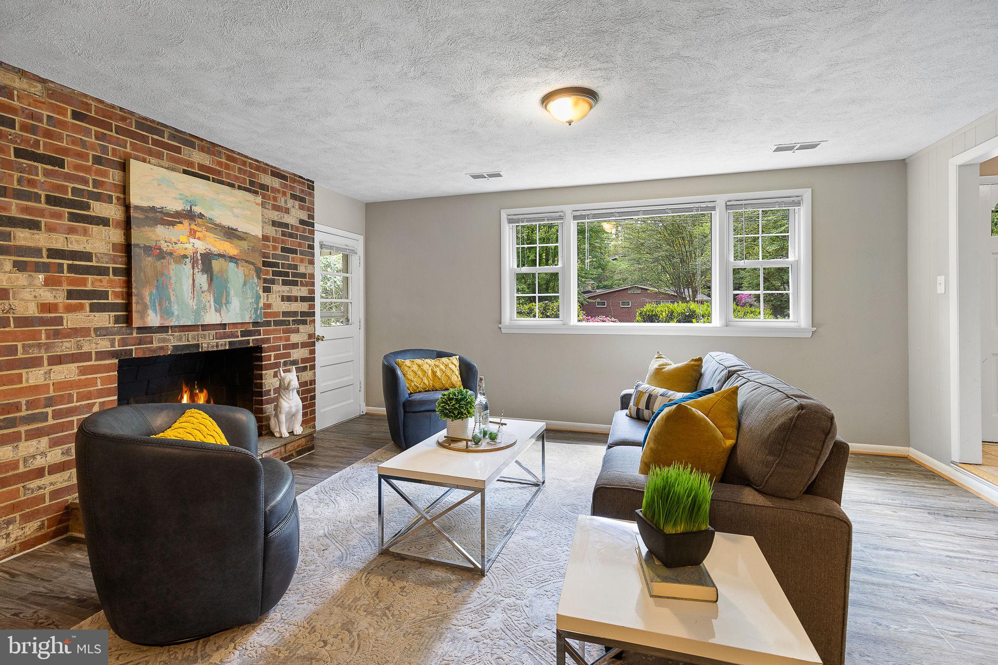 LAKE BARCROFT - Residential