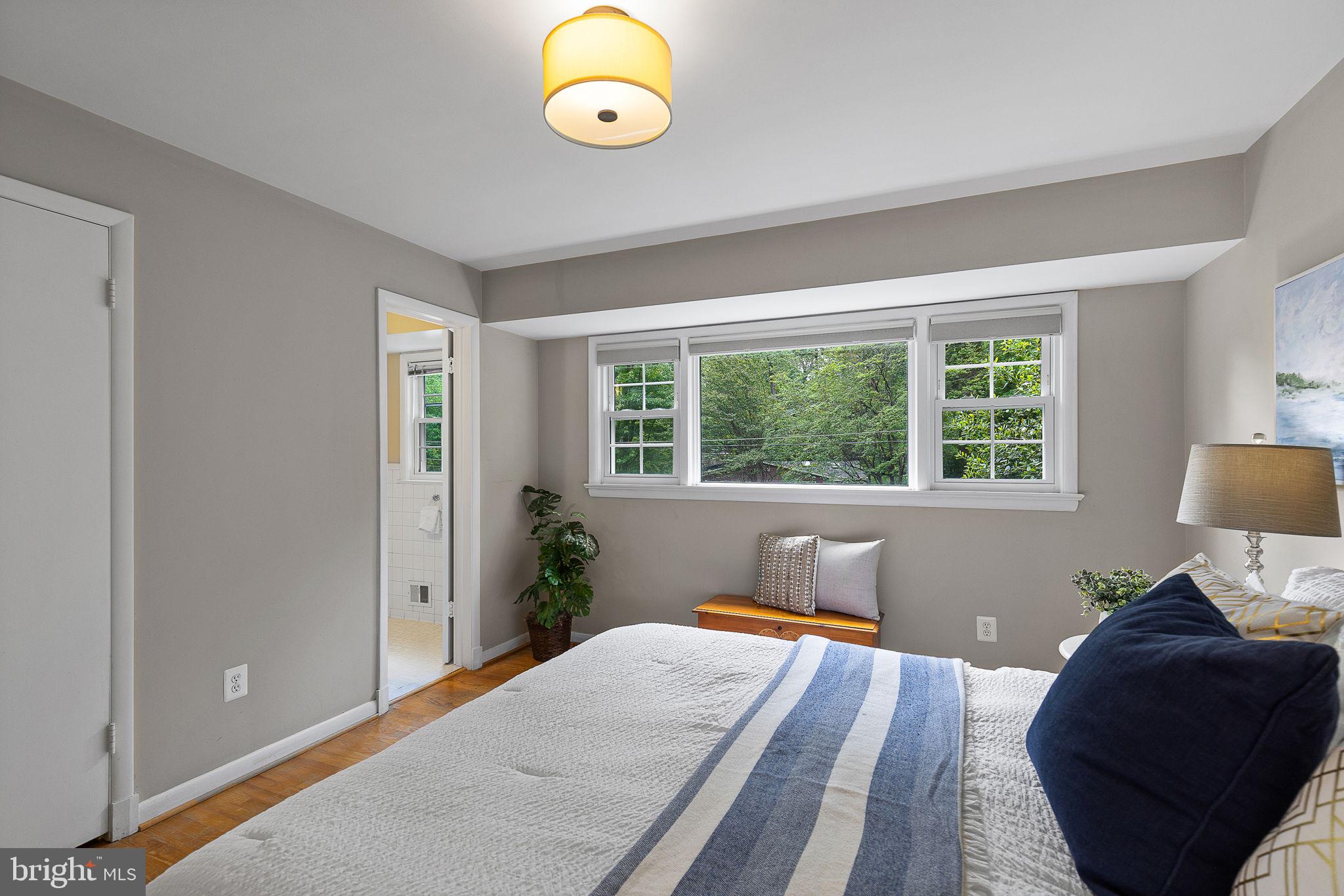 LAKE BARCROFT - Residential