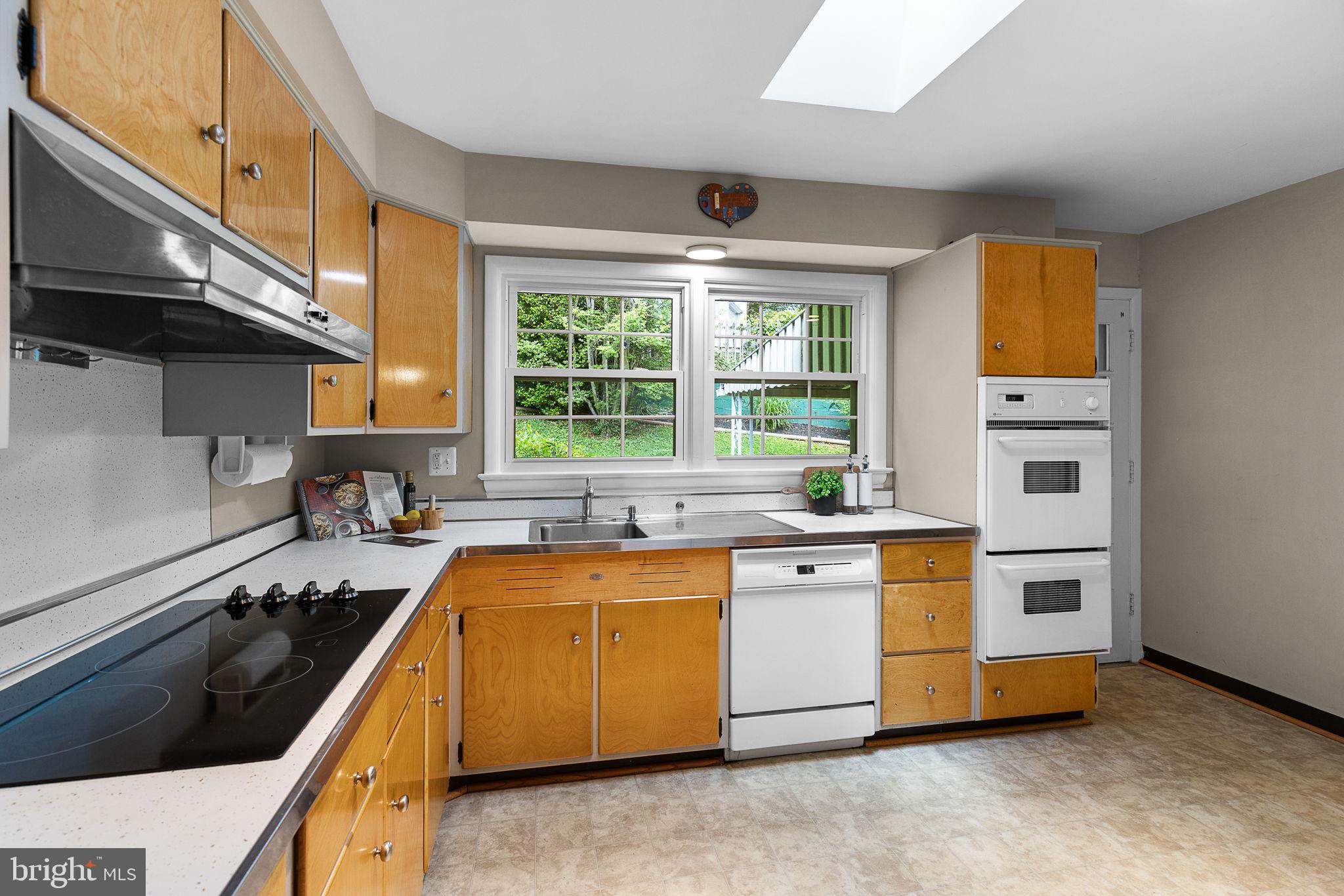 LAKE BARCROFT - Residential