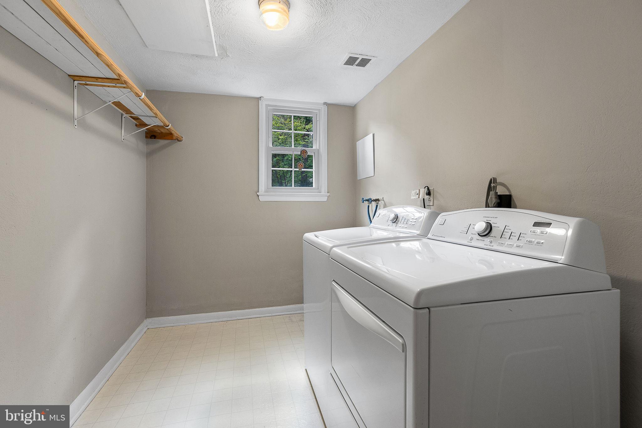 LAKE BARCROFT - Residential