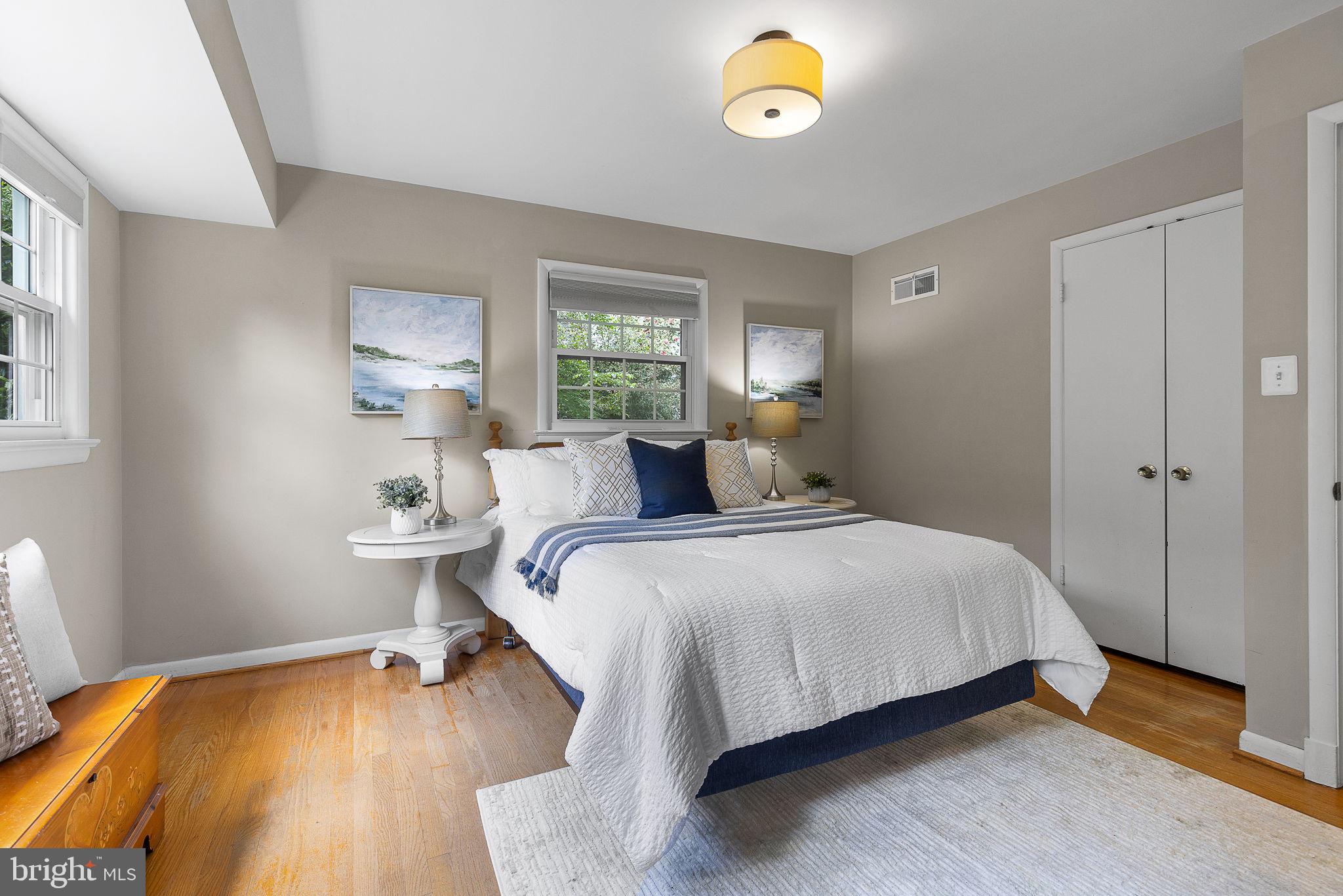 LAKE BARCROFT - Residential