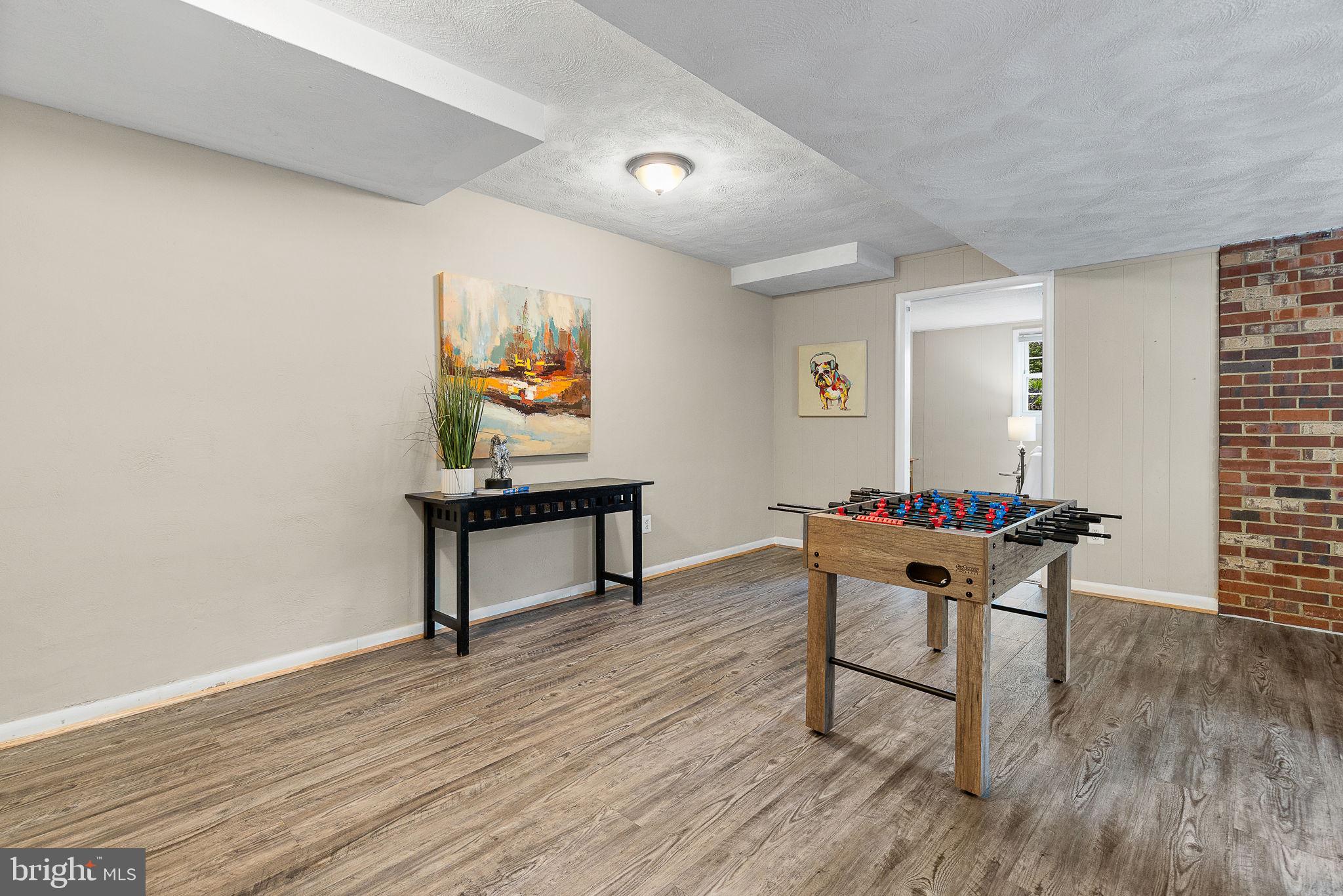 LAKE BARCROFT - Residential