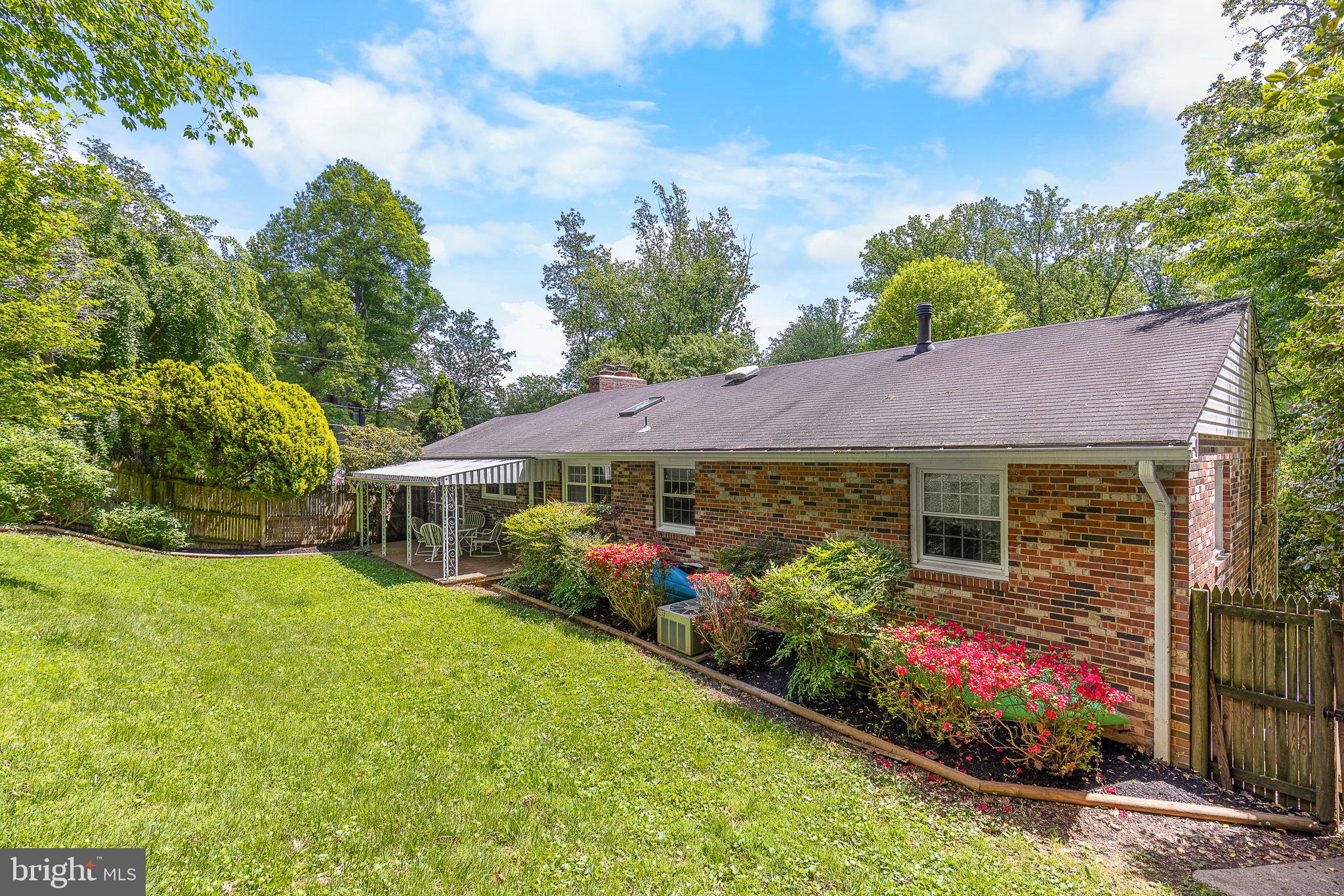 LAKE BARCROFT - Residential