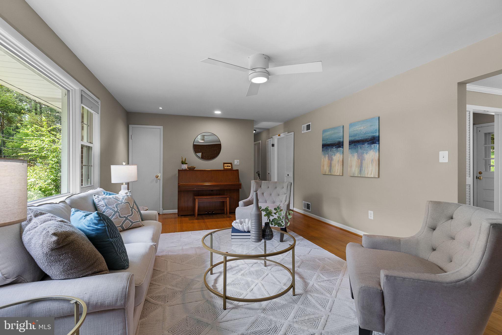 LAKE BARCROFT - Residential