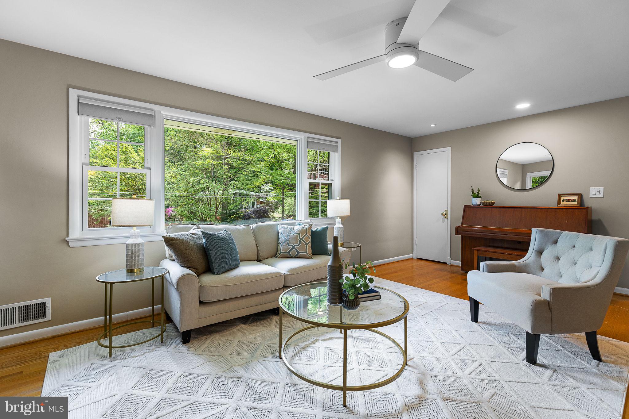 LAKE BARCROFT - Residential