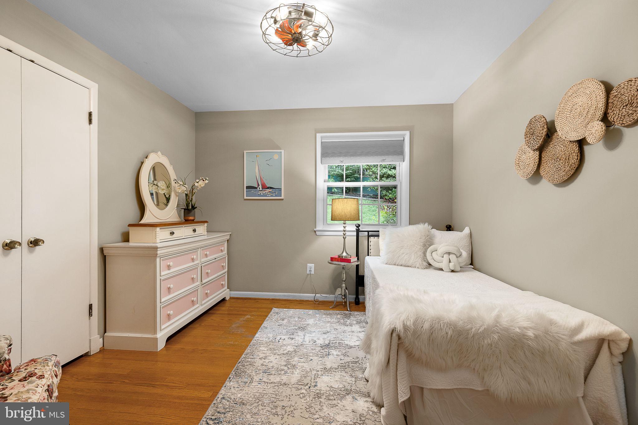 LAKE BARCROFT - Residential