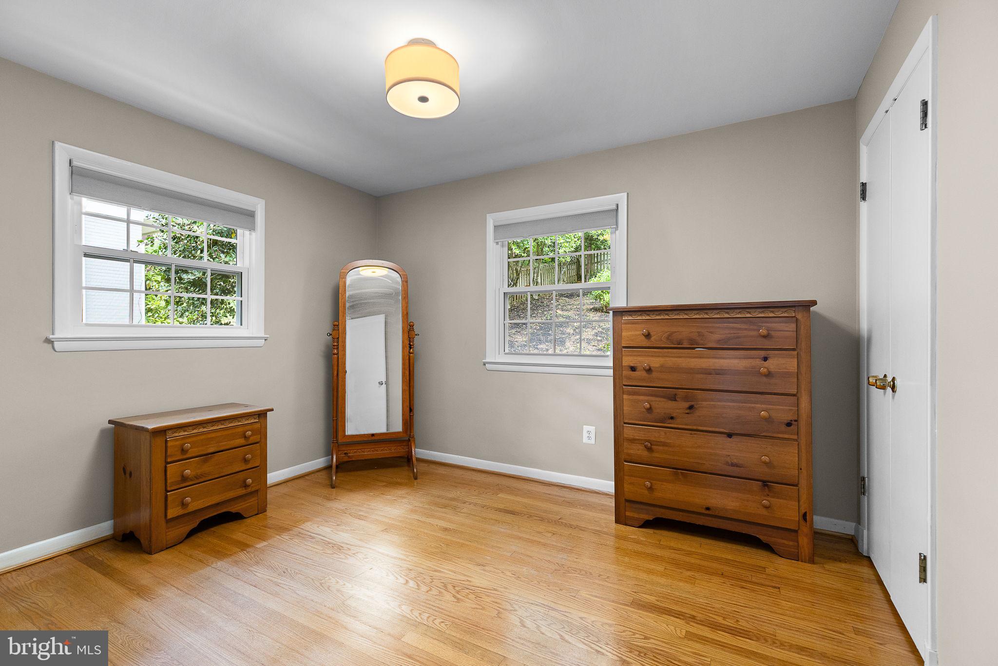 LAKE BARCROFT - Residential