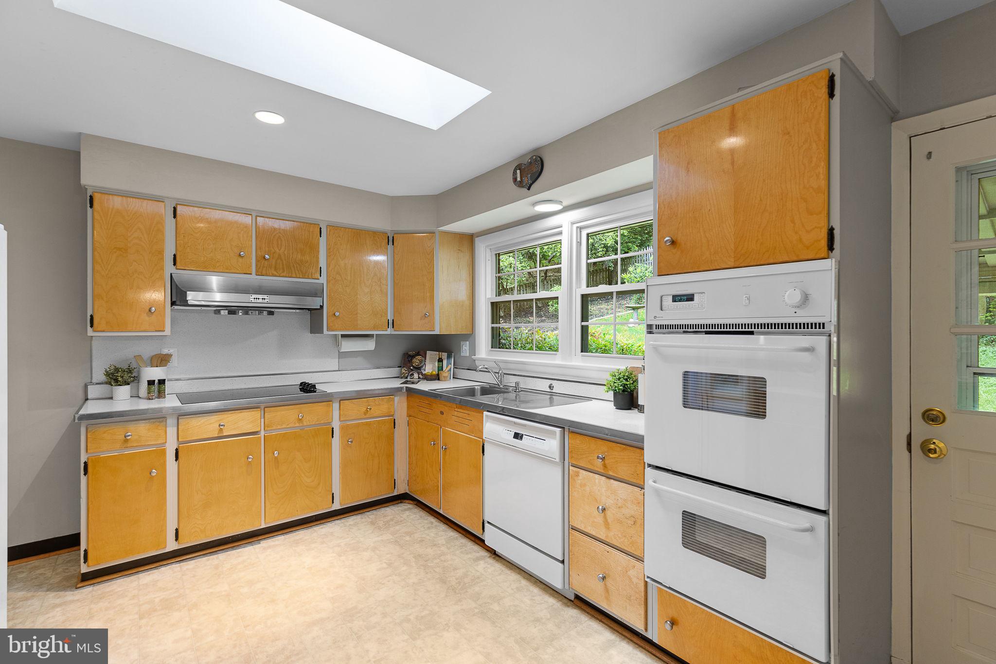 LAKE BARCROFT - Residential