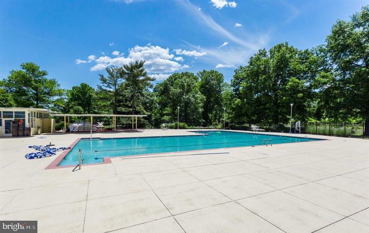 RIVER TOWERS - Residential Lease