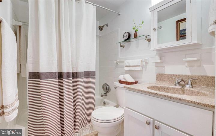 RIVER TOWERS - Residential Lease