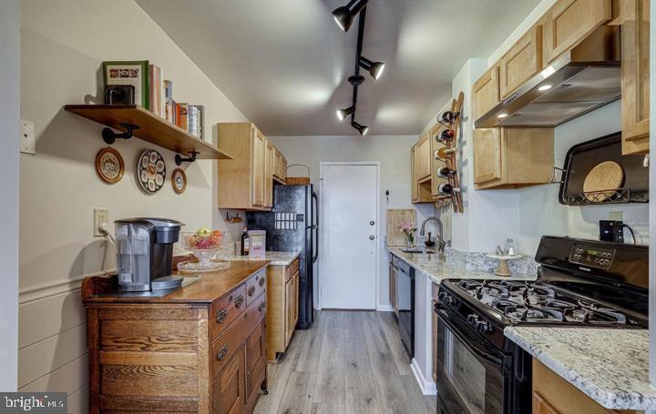 RIVER TOWERS - Residential Lease