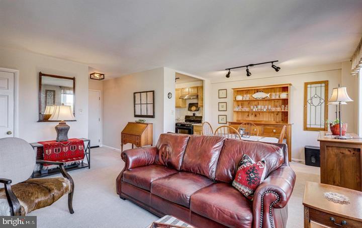 RIVER TOWERS - Residential Lease