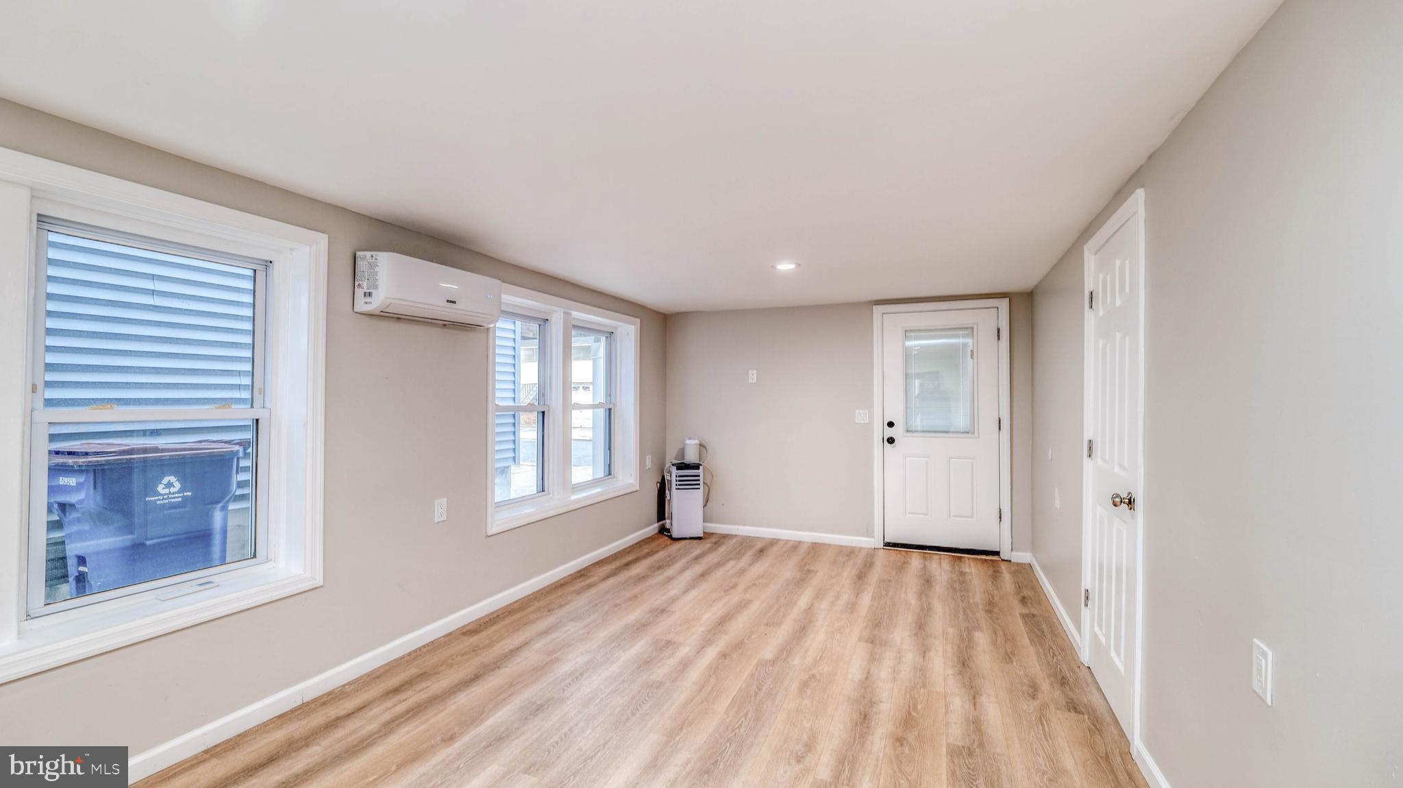 211 N SACRAMENTO AVENUE