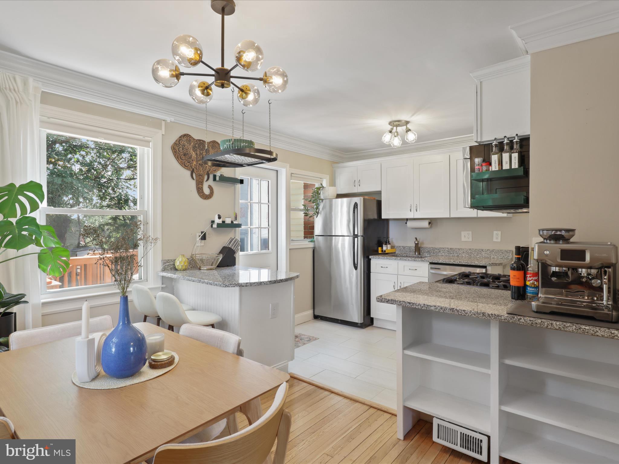 2121 S OXFORD STREET