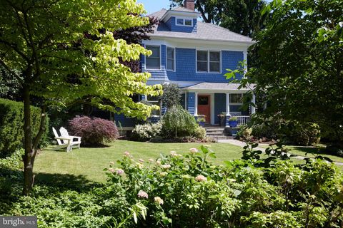 Photo of 4709 Cumberland Avenue, Chevy Chase, MD 20815 (MLS # MDMC2146520)