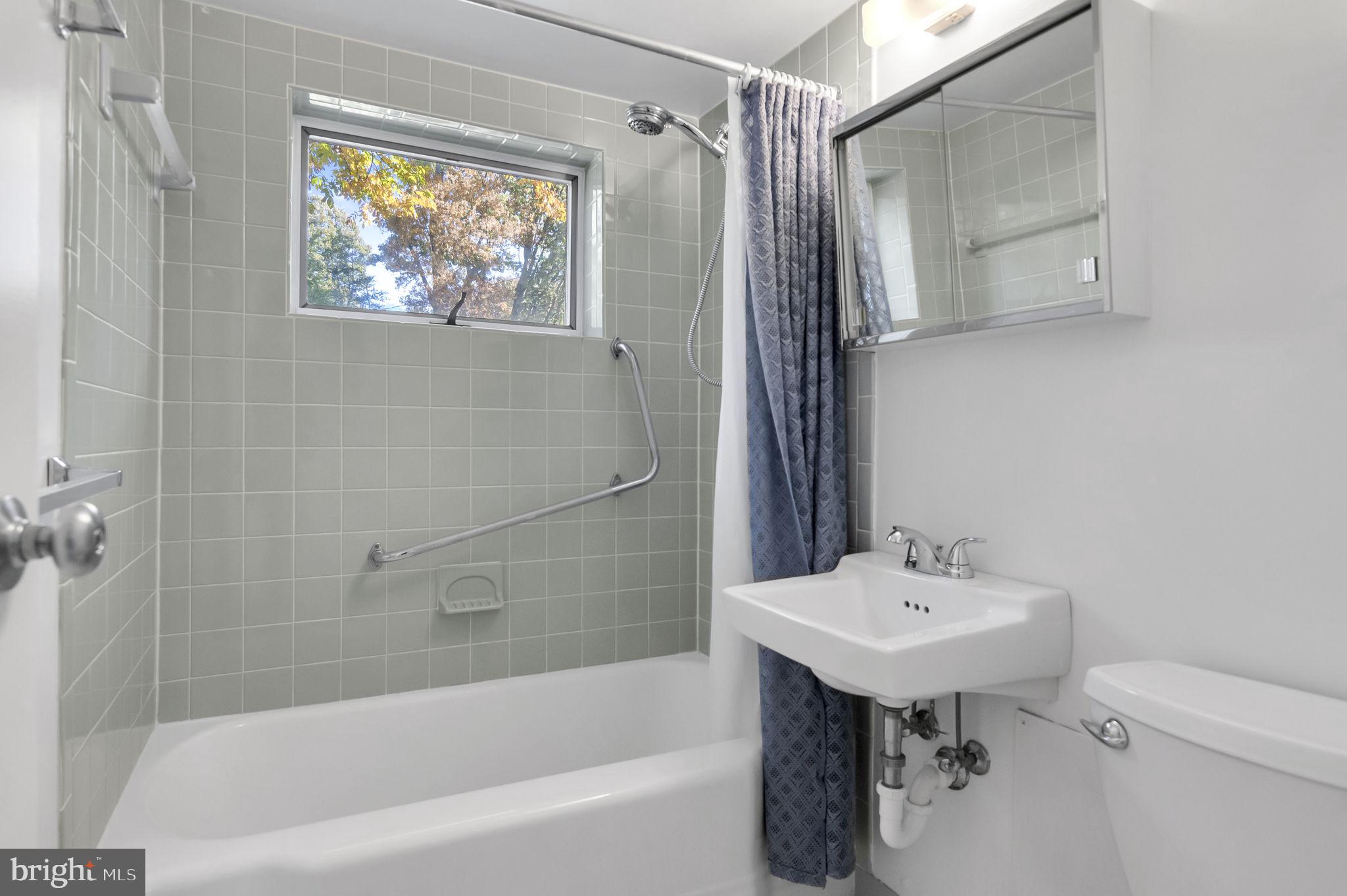 HOLLIN HILLS - Residential Lease