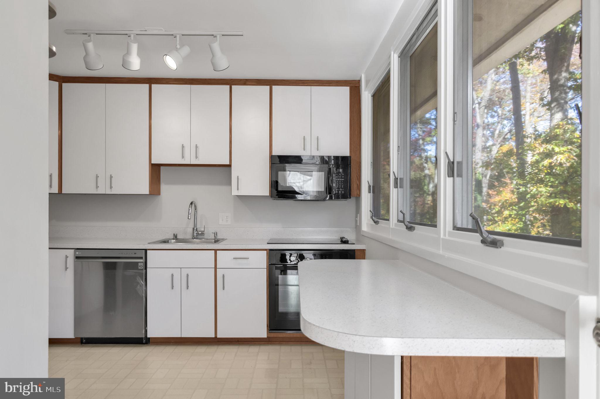 HOLLIN HILLS - Residential Lease