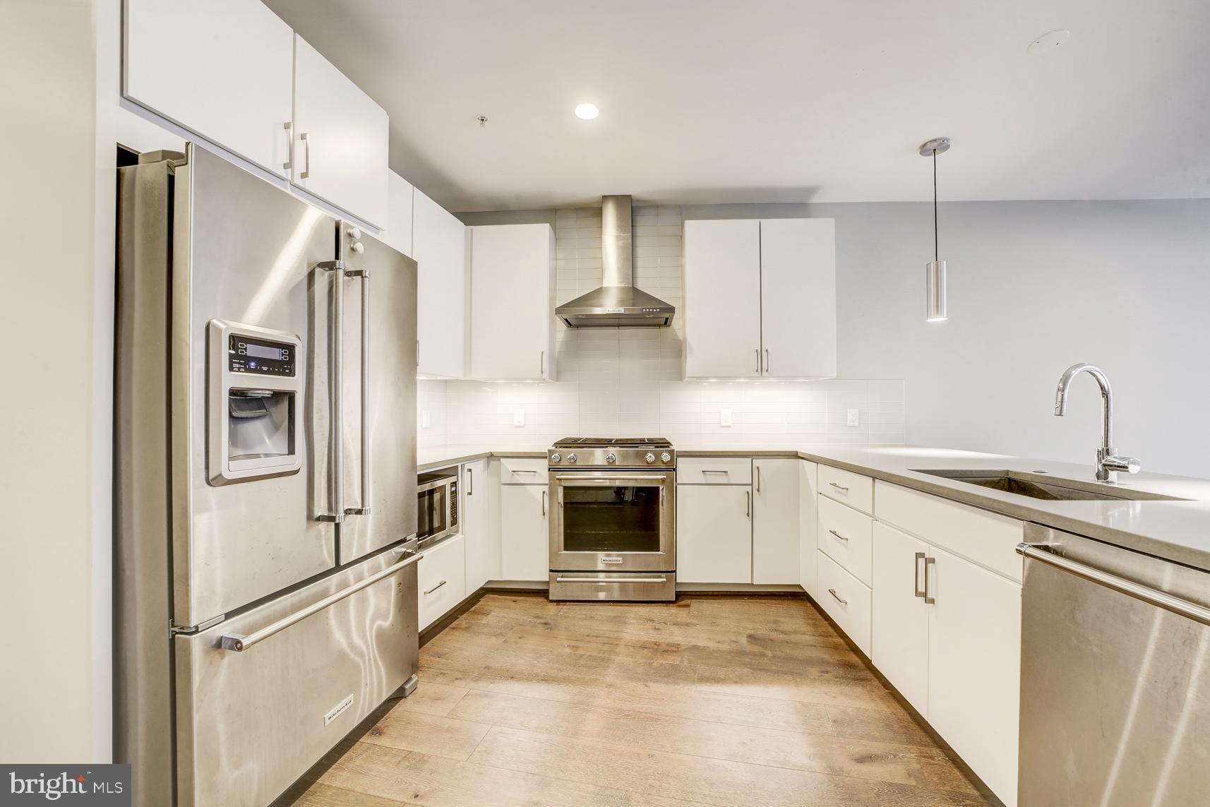 2337 CHAMPLAIN NW 102