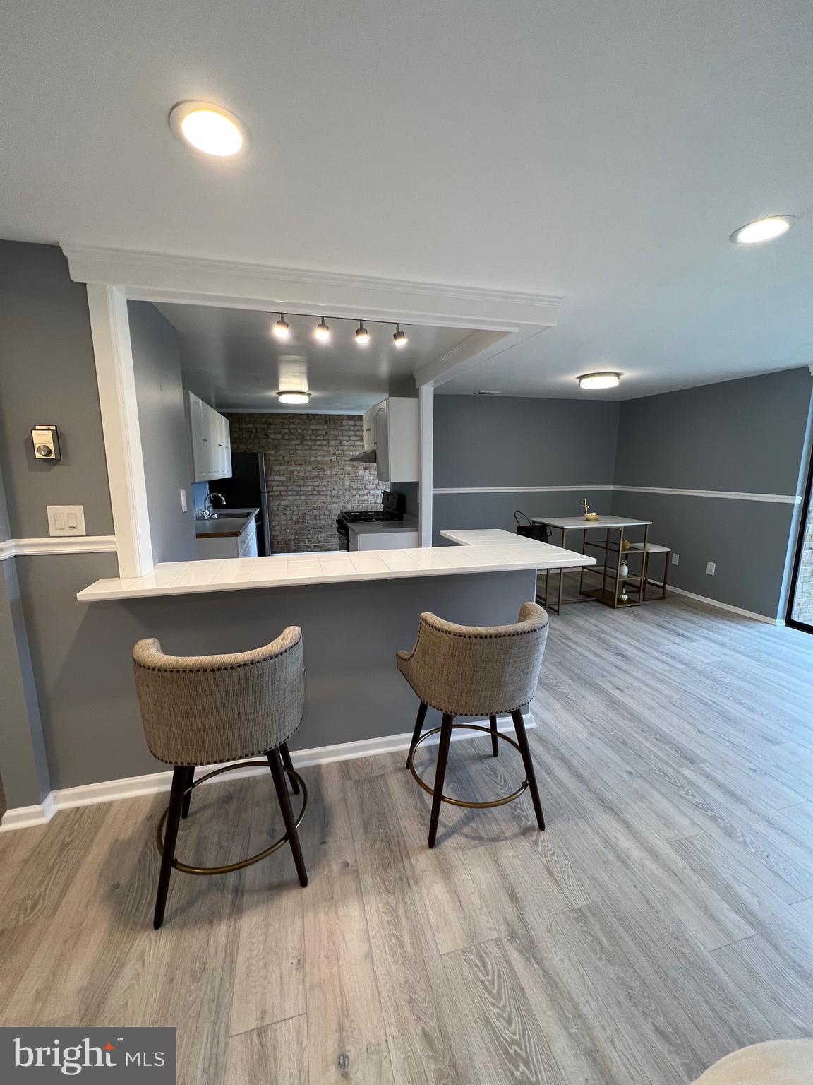 HUNTLEY SQUARE CONDOMINIUMS - Residential