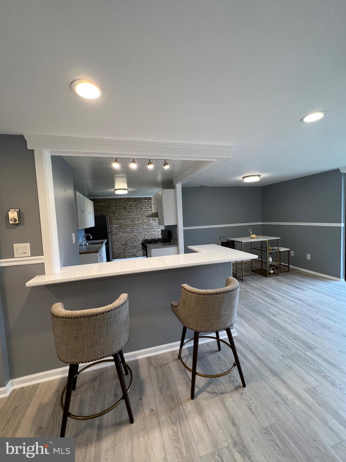 HUNTLEY SQUARE CONDOMINIUMS - Residential